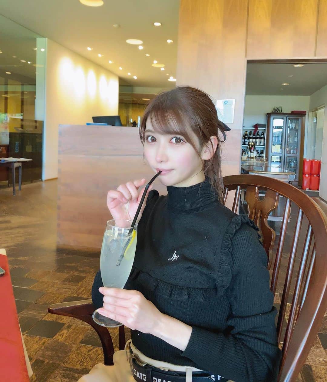のインスタグラム：「. 寒くてもお昼は安定のレモンスカッシュ🍋 . ジュンロペのふりふりトップスがシンプルだけど可愛くて３色げっとしちゃった🤣🖤💛💖 . #ゴルフ女子#ゴルフ初心者#ゴルフ#ゴルフ好きな人と繋がりたい#ゴルフ女子と繋がりたい#ゴルフウェア#ゴルフコーデ#ジュンロペ#パーリーゲイツ#junandrope#pearlygates#golfstagram#golf」
