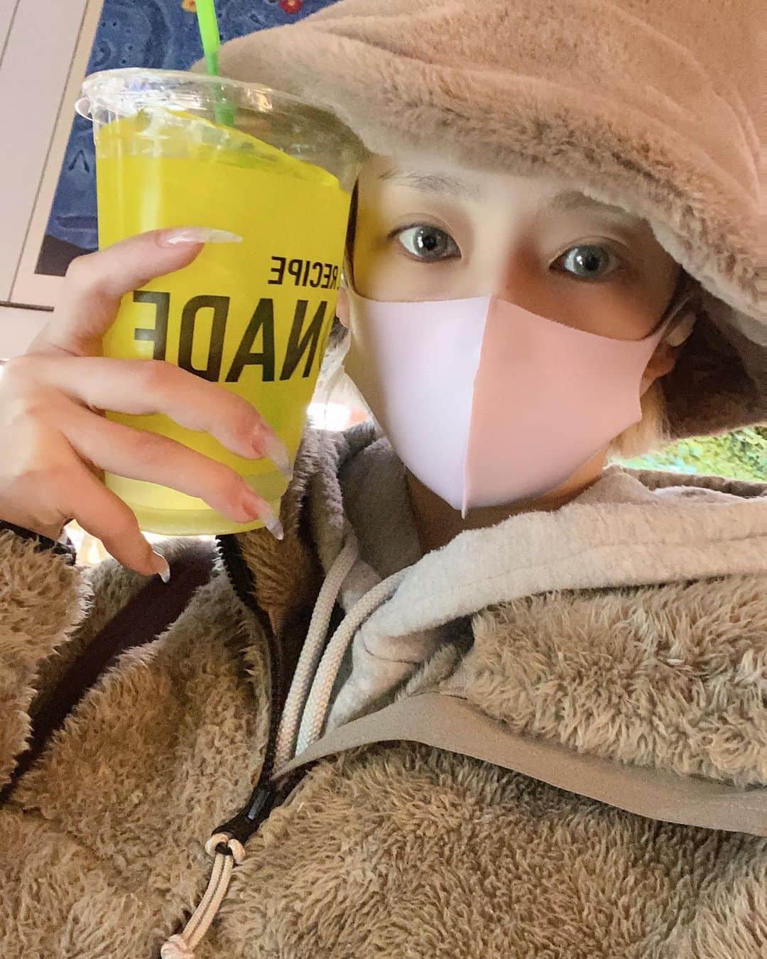 大谷雅恵のインスタグラム：「レモネードが大好きで。  それは洋画を見ているとイベントの日に子供たちが手作りレモネードをこしらえて「いかがですかー！」って街の人に声をかけている姿を見てまず可愛いと思い、次にこの飲み物は一体どんな味がするんだろう？と思って生きてきました。  昔、自分でレモネードのシロップを作ったのを思い出しました！  でもその時は本物を飲んだことがないので正解なのかわからずこれまた数年が過ぎ。。。  今ではレモネード専門店が日本にも出来てやっと本当にたどり着来ました。  私はいつもジャンボサイズを頼みます。  スタバもベンティ。  もっと大きいサイズがあったら飛び付きます。  そして冬でもアイスです❄︎  幸せ♡  #レモネード #lemonade  #jumbosize  #38살  #38歳  #38yearsold」