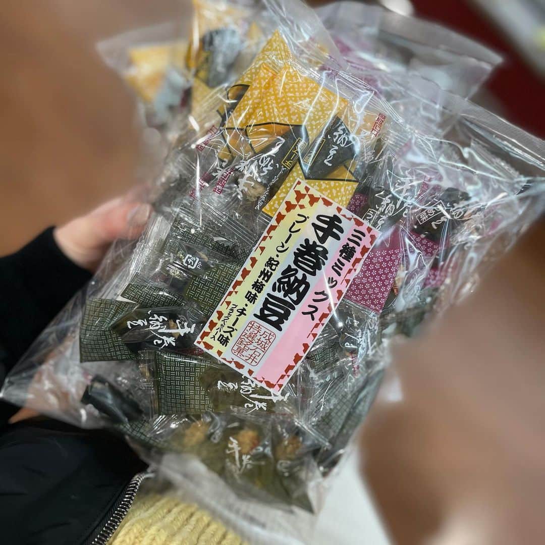 黒田絢子のインスタグラム：「なかなかのお値段でびっくりするけど 私ハマりすぎてやばいこれ😍！！ 家族分も買っちゃった😂！！  #成城石井 #手巻き納豆」