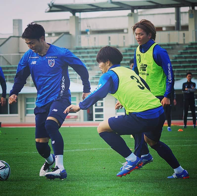 FC東京オフィシャルグッズさんのインスタグラム写真 - (FC東京オフィシャルグッズInstagram)「🔵🔴 #2021沖縄camp   10日目です!!🙌 オフ明けのトレーニングでしたが、バチバチした競り合いが多く見られました✊✊✊🔵🔴 #レアンドロ #アダイウトン #渡邊凌磨 #野澤大志ブランドン #森重真人 #蓮川壮大 #中村拓海 #永井謙佑 #岡崎慎 #安部柊斗 #小川諒也 #渡辺剛 #FC東京 #fctokyo #沖縄camp #沖縄 #okinawa #キャンプ #camp #fctokyo #tokyo」2月5日 19時31分 - fctokyoofficial