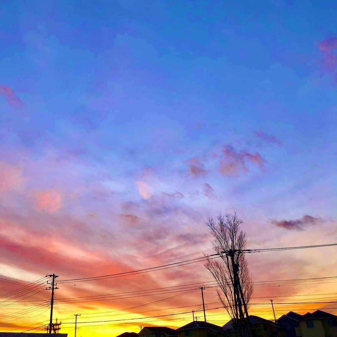 みんなのニュース「上を向いて歩こう」のインスタグラム：「#beautysky  #いつも同じ道いつも違う空 #一期一会の空 #上を向いて  #一空一瞬 #夕焼け #夕焼け雲 #今日空 #キョウソラ #夕焼けの空 #空が好きな人と繋がりたい  #雲が好きな人と繋がりたい #夕焼けが好きな人と繋がりたい  #夕日 #夕陽 #黄昏  #黄昏時 #空が綺麗  #トワイライト #空のアート #夕方の空 #twilight #skyart」