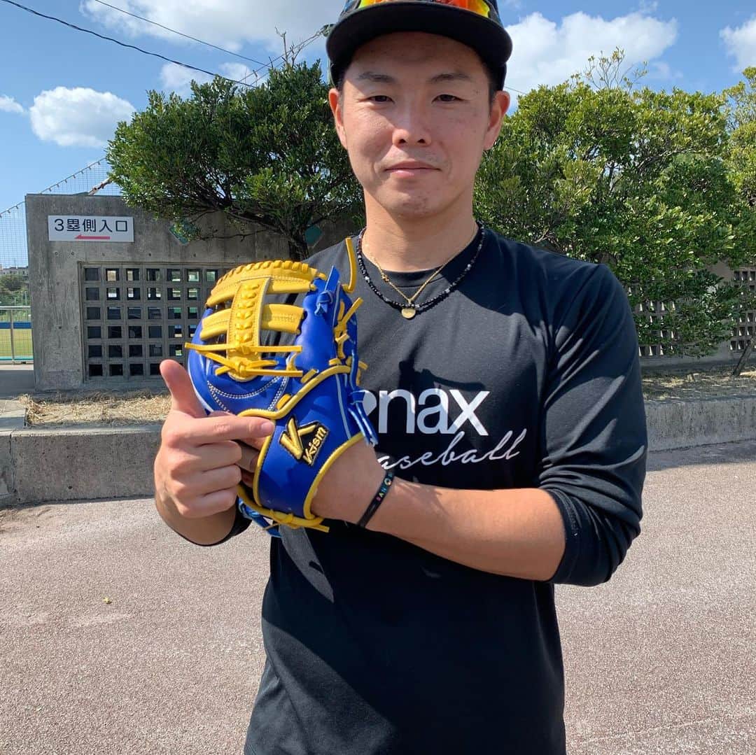 杉山翔大のインスタグラム：「みなさんこんにちは！  この度スポーツブランドK-ismさんにグラブを提供していただきました！ ブランドコンセプトの「手に素直なグラブ」ということもあり、手にしっかりフィットし、打球に対して素直にグラブが開き、とても扱いやすかったです！ それに革の質も良かったので、すぐにヘタってしまう感じもありませんでした！ 本職は内野ではないものの大切に使わせて頂きたいと思います！  本当にありがとうございました！   #杉山翔大  #K-ism  #Xanax  #琉球ブルーオーシャンズ」