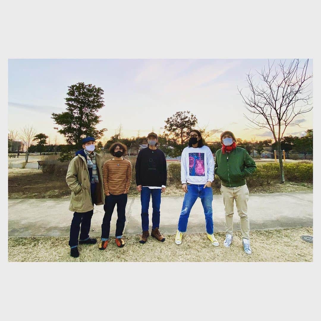 Caravanのインスタグラム：「2021  2/7 新年祭に向けてリハの日々。  身体の距離は取りつつ、  音の距離は次第に近付いて  最高なバンドサウンドに仕上がりました。  しかしながら引き続き大変な時期です。  皆様、どうか無理せずにね。  来ていただける方々は  万全の予防対策と、最幸な音楽で  お待ちしています。  2/7(sun) CLUB CITTA’川崎  OPEN 16:15 / START 17:00　 ※19:30終演予定  member   Caravan, 宮下広輔(pedal steel guitar) , 高桑 圭(ba) , 椎野恭一(dr) , 堀江博久(key)  ticket 全席指定5.500yen(D別)  数量限定ローチケ電子チケットのみ  https://l-tike.com/bittersweetdays/   info. DISK GARAGE 050-5533-0888」