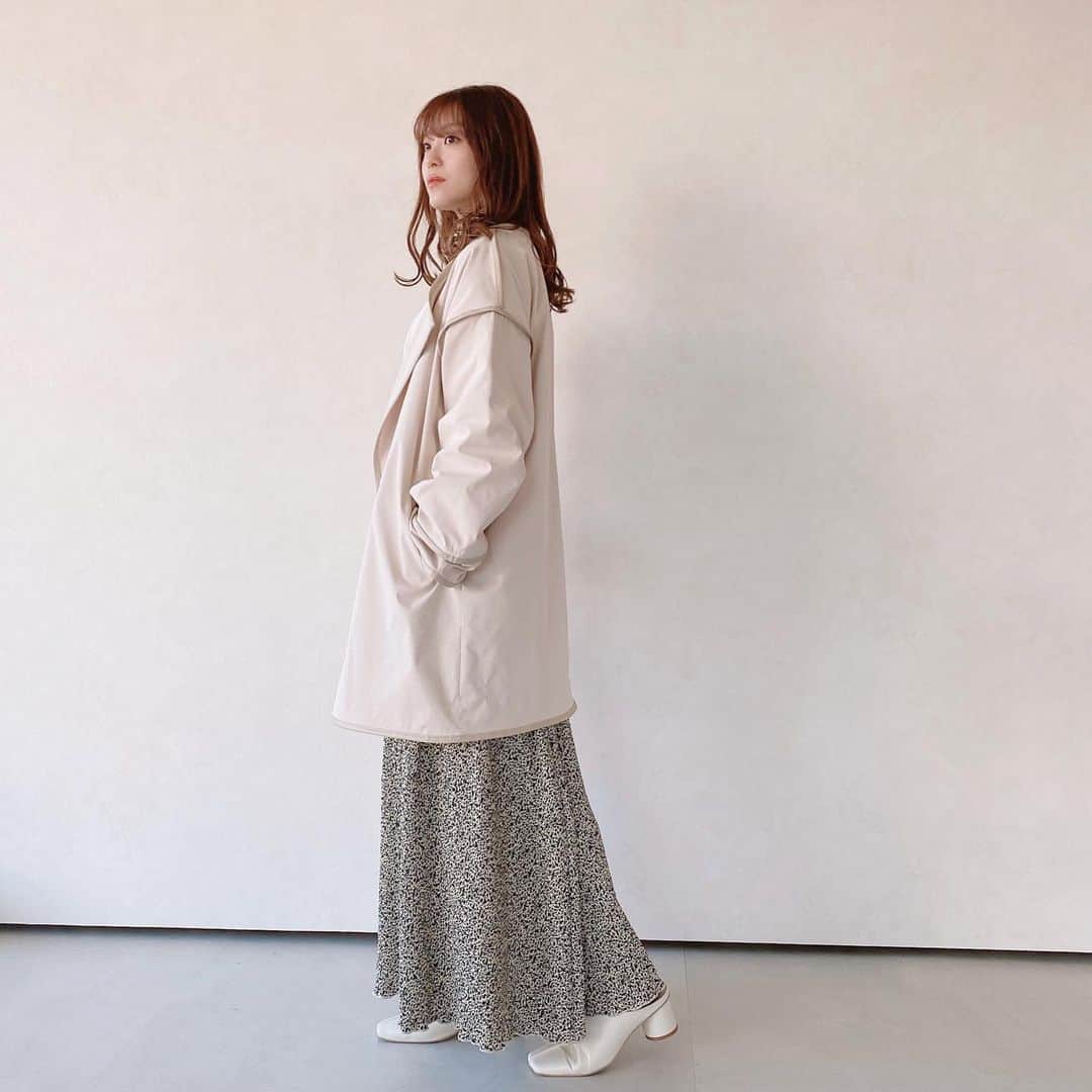 Vannie Officialのインスタグラム：「【パイピングショートトレンチコート】¥4,900+tax ﻿  VANNIEっぽさ満点のトレンドアウター♡ ﻿  ﻿ 《styling》 ﻿ 冬に人気のアウターが春ver.になり登場♪ ﻿ ショート丈なのでロング丈のスカートやボリュームワンピース、ワイドパンツなどどんなボトムスでもすっきりまとまります。 ﻿ 今年らしい配色パイピングは羽織るだけでたちまちトレンドルックに…♡ ﻿ 付属のウエストリボンは一巻きで大人っぽく、リボンで可愛らしくと雰囲気を変えて着られちゃいます◎ ﻿ ﻿ 《detail》 ﻿ 大きめの襟がVANNIEっぽく、1番の可愛いポイント♡ ﻿ ボリュームtopsも楽々着られる大きめのアームホールと、抜け感のあるオーバーサイズが魅力的◎ ﻿ フロントはダブルのスナップボタンになっており、リボンなしでカジュアルにも着られます。 ﻿ ﻿ 《fabric》 ﻿ 張り感がある素材で少し光沢感も有り◎ ﻿ ※詳しいお手入れ方法は商品タグをご参照ください。﻿ ﻿ ﻿ #vannie_u#ヴァニーユー #ZOZOでしか買えない⠀⠀ ﻿ ﻿ お問い合わせはDMまでご連絡ください‪‪☺︎‬」