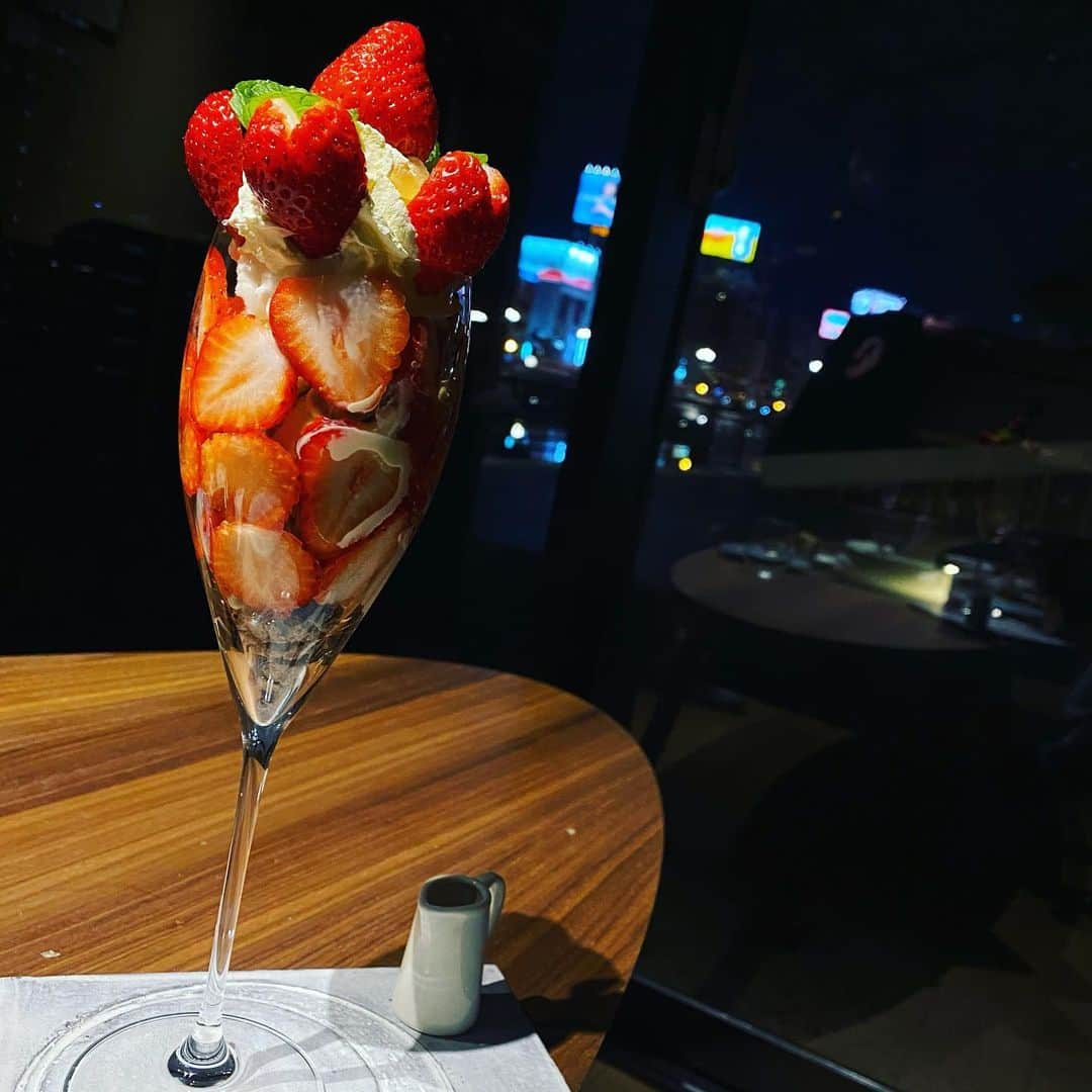 TOGGYさんのインスタグラム写真 - (TOGGYInstagram)「そろそろ閉店のお時間です🍓」2月5日 19時40分 - dj_toggy