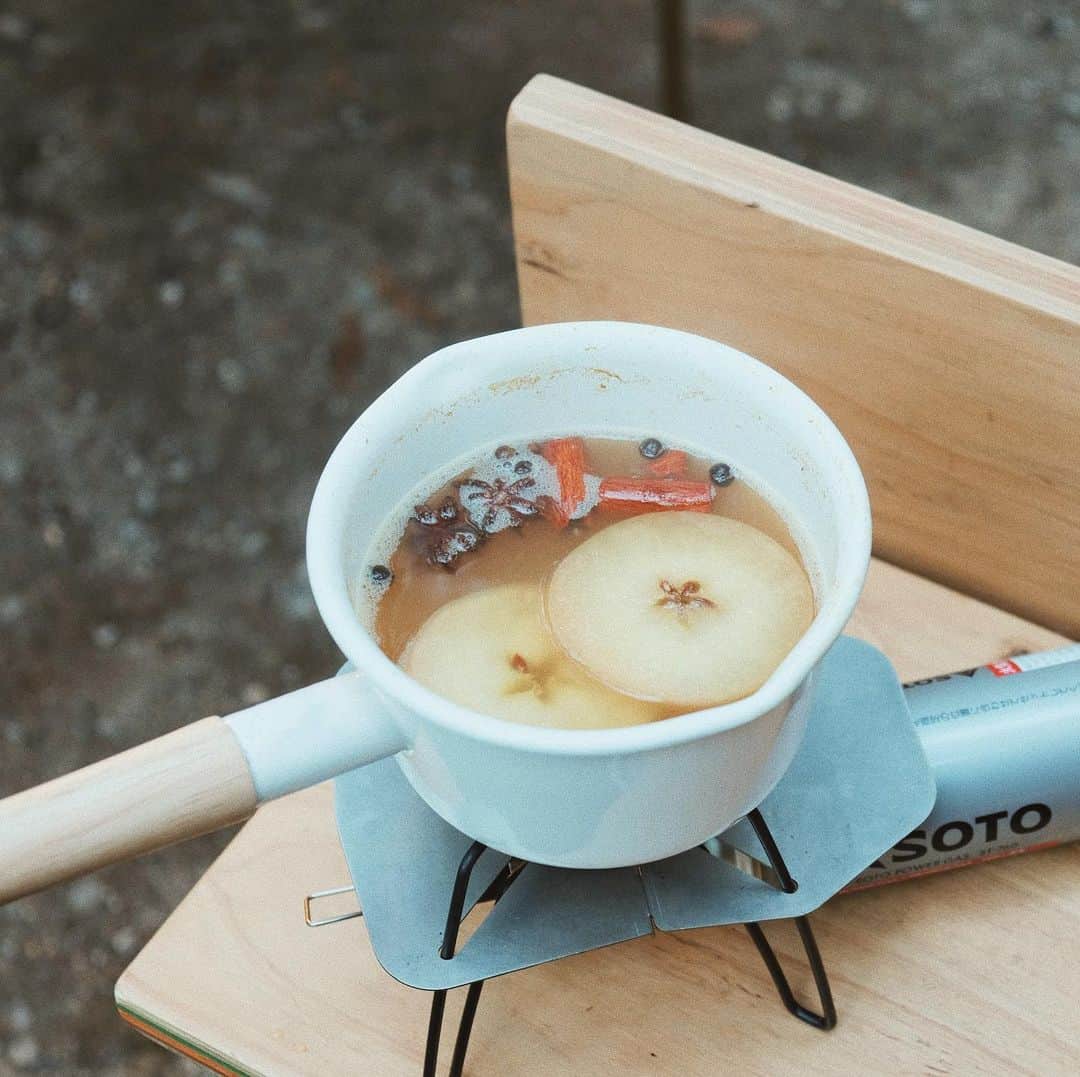 のインスタグラム：「HOT アップルサイダー🍎🍏🧚🏻‍♀️  では早速ホットアップルサイダーを作っていきましょう👩🏻‍🍳サイダーって名前ですが、炭酸は使いません。日本とは違い、アメリカやカナダではリンゴ果汁のことをサイダーと呼ぶそうです🇺🇸🇨🇦  《ホットアップルサイダー材料》 ３〜４杯分 りんごジュース　800cc シナモンスティック　1本〜2本 スターアニス（八角）　１〜2個 オールスパイス　５粒 アップルスライス　　　2枚  作り方はとっても簡単 りんごジュースとスパイスをお鍋に入れて弱火でじっくり煮出すだけ🫕 ポイントは沸騰させないこと スパイスは絶対これ！ということはない（と思っているので） おうちにあるスパイスをお好みで。 生姜を入れるとより体があたたまります💛 10分から15分ほど煮たら完成です。  手作りジュースでつくれば もっとスペシャルなHOTドリンクに バージョンアップル🍎❤️ #hotapplecider #campinglife  #キャンプ」