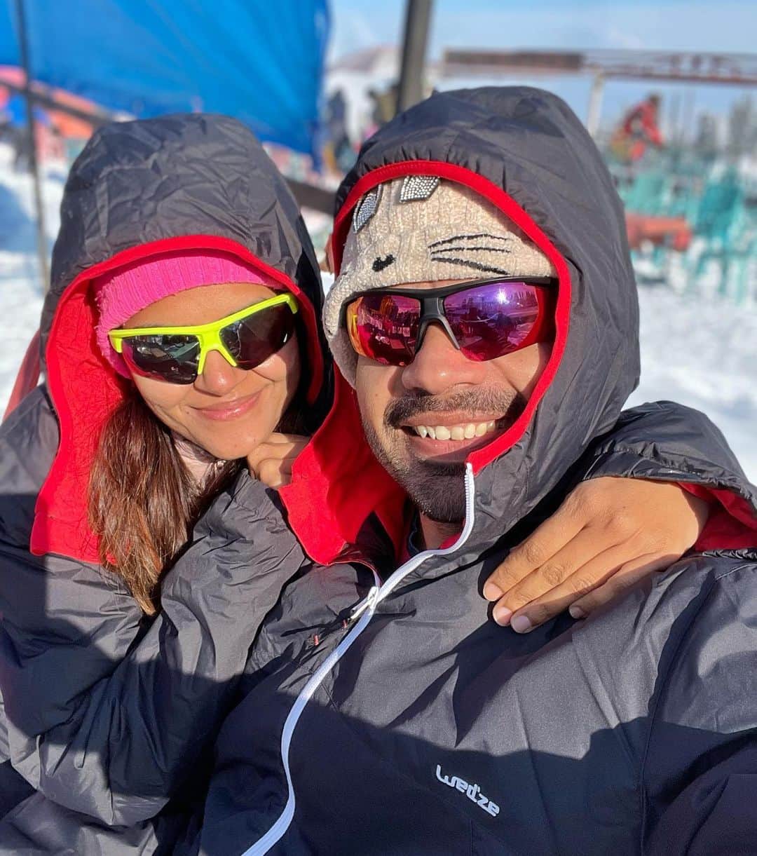 Gaurav Tanejaのインスタグラム：「Happy 5th Anniversary mote @riturathee  Tere se Accha dost nahi mil pata mere ko.. aaj first time #Love use kar raha hoon... sirf tere liye..  #Love #flyingbeast #anniversary」