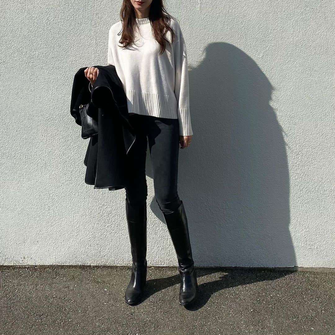 のインスタグラム：「モノトーン🐼  tops. #norc  bottom. #zara shoes. #odetteeodile   #today#code#ootd#outfit#fashion#今日の服#コーデ#ファッション#シンプル#カジュアル#大人カジュアル#モノトーン」