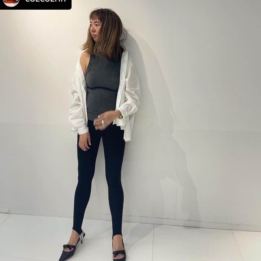 ラッピンノットのインスタグラム：「Posted @cozcozrin GLAYのタンクタートル LOVE💖💖💖 @wrapinknot_official  シャツ @newans.official  トレンカ @pacorabanne  シューズ @manoloblahnik」