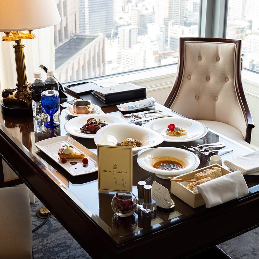 The Ritz-Carlton, Osakaさんのインスタグラム写真 - (The Ritz-Carlton, OsakaInstagram)「客室でお食事を楽しみながらゆっくり過ごす、そんなデイユースプランの販売を開始いたしました。   24階以上の高層階からの景色を眺めながら、清潔で優雅な客室で、イタリア料理スプレンディードの本格的なランチコースをお召し上がりいただけます。   11時から17時まで最大6時間ご滞在いただけるので、ちょっとした旅行気分に浸ってみるのはいかがでしょう。   このデイユースプランは、一休・じゃらん・楽天の宿泊予約サイトでご予約いただけます。プロフィールのリンクをご覧ください。  ※ホテル公式サイトではお取り扱いしておりません。   Check in to our spacious guestroom and enjoy authentic Italian course lunch in a complete privacy. We are offering an exceptional day-use stay package which allows you to stay up to 6 hours, available on our domestic OTA sites.  Thank you @kansai_trip for this beautiful photos!」2月5日 19時48分 - ritzcarlton.osaka