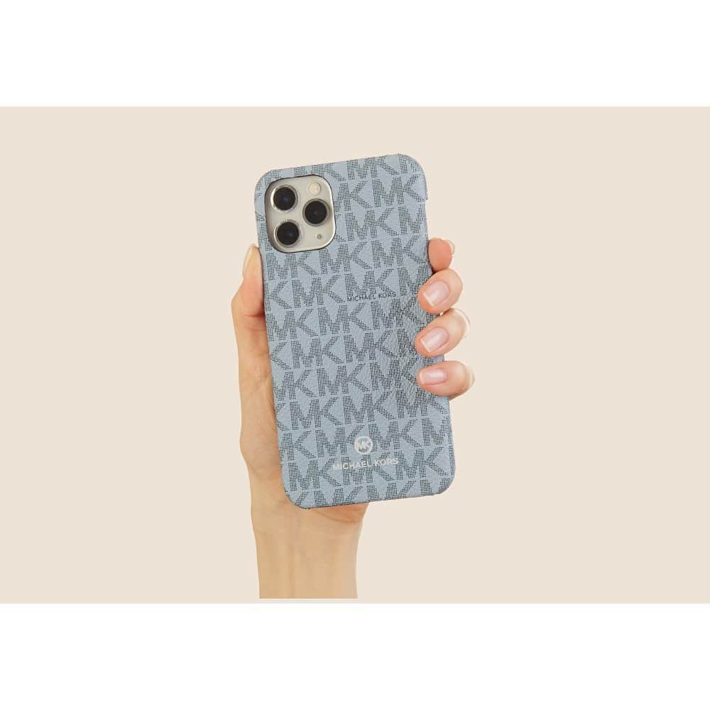 caseplayのインスタグラム：「.  ＼FOXSTOREでは【 MICHAEL KORS 】／ のiPhoneケースを取り扱っています  --------------------  【 MICHAEL KORS 】 SLIM WRAP CASE SIGNATURE  MICHAEL KORSの特徴的なモノグラム柄を 使ったWRAP CASE（背面ケース）が登場  落ち着いて上品なデザインが 人気のモデルです◎ シルバーのワンポイントロゴも アクセントになっています  シンプルで使う場所を選ばないので プレゼントにされる方も多いです  カラーバリエーションは2色展開で、 お好みのカラーをお選びくださいませ  〇詳細はトップページリンクより 公式ONLINE SHOPでご覧ください  〇REAL STOREにもお取り扱いございます ※店舗によって一部カラーのお取り扱いが無い場合も ございますので、実物をご覧になりたい際は 店舗にお問合せの上、ご来店くださいませ  --------------------  【対応機種】  ・iPhone 12/12 Pro ・iPhone 12 mini ・iPhone SE2 ・iPhone 11 ・iPhone 11 Pro  【カラー】  ・Soft Pink ・Pale Blue Admira→画像のカラーです  --------------------  iPhone 12 シリーズ対応のケースも 多数ございますので、是非【公式ONLINE SHOP】 または【REAL STORE】でチェックしてみてください  #MICHAELKORS #マイケルコース#iphonecase #iphoneケース #iphoneカバー #iphoneカバー #スマホケース #アイフォンケース #携帯ケース #スマホカバー #iphone12ケース#iphone12proケース #iphone12miniケース #iphonese2ケース #iphone11ケース #iphone11proケース」