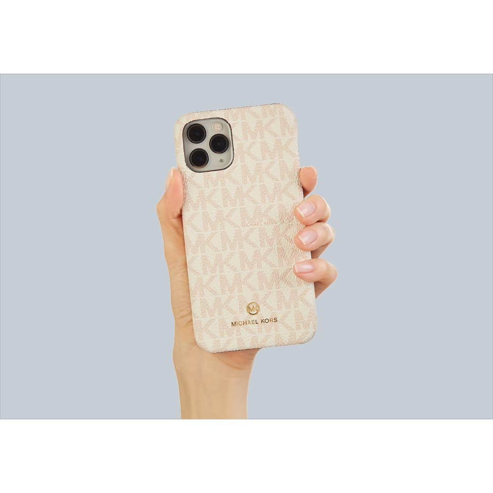 caseplayのインスタグラム：「.  ＼FOXSTOREでは【 MICHAEL KORS 】／ のiPhoneケースを取り扱っています  --------------------  【 MICHAEL KORS 】 SLIM WRAP CASE SIGNATURE  MICHAEL KORSの特徴的なモノグラム柄を 使ったWRAP CASE（背面ケース）が登場  落ち着いて上品なデザインが 人気のモデルです◎ ゴールドのワンポイントロゴも アクセントになっています  シンプルで使う場所を選ばないので プレゼントにされる方も多いです  カラーバリエーションは2色展開で、 お好みのカラーをお選びくださいませ  〇詳細はトップページリンクより 公式ONLINE SHOPでご覧ください  〇REAL STOREにもお取り扱いございます ※店舗によって一部カラーのお取り扱いが無い場合も ございますので、実物をご覧になりたい際は 店舗にお問合せの上、ご来店くださいませ  --------------------  【対応機種】  ・iPhone 12/12 Pro ・iPhone 12 mini ・iPhone SE2 ・iPhone 11 ・iPhone 11 Pro  【カラー】  ・Soft Pink→画像のカラーです ・Pale Blue Admira  --------------------  iPhone 12 シリーズ対応のケースも 多数ございますので、是非【公式ONLINE SHOP】 または【REAL STORE】でチェックしてみてください  #MICHAELKORS #マイケルコース#iphonecase #iphoneケース #iphoneカバー #iphoneカバー #スマホケース #アイフォンケース #携帯ケース #スマホカバー #iphone12ケース#iphone12proケース #iphone12miniケース #iphonese2ケース #iphone11ケース #iphone11proケース」