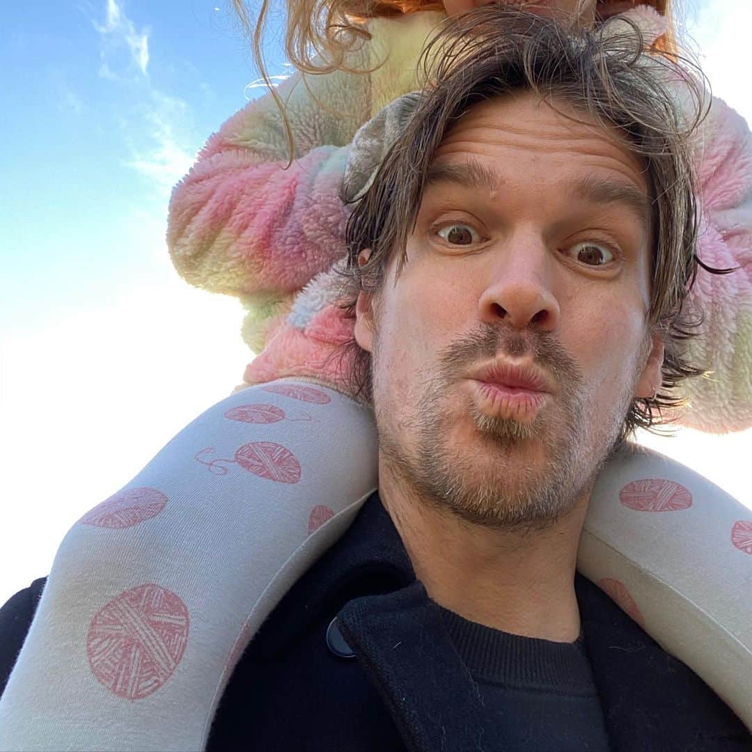 ファーン・コットンのインスタグラム：「Husband appreciation post. I’ve been a moody cow this week. I have found the pouring rain hard to handle with the kids in the house and the lack of time or space tricky so I’ve not been feeling my best. This chap @jessejameswood not only sticks with me but makes my life much easier. We’ve been on an unofficial tag teaming rota of who home schools/cooks/tidies up, giving each other time and space to go off and write/play guitar/do zoom meetings/podcast etc... We might mess up, get grumpy, be behind on work projects, let the kids watch too much tv when they’re hating home school, snap at each other and feel exhausted most days but there is no one I’d rather do all of that with.」
