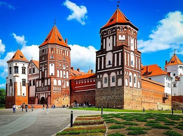 タビイクさんのインスタグラム写真 - (タビイクInstagram)「. 【67.ベラルーシ共和国🇧🇾】  「ミール地方の城と関連建築物群」という名で世界遺産にも登録されている#ミール城 。  自然豊かな公園に囲まれており、ミール地方特有のユニークなデザインで、まるで絵本から飛び出てきたかなような可愛らしいお城🥰  お城だけでなく、周辺には教会や美しい公園があり、ゆっくり散策して楽しみたいスポットです🌷  .  「ヨーロッパ最後の独裁国」と言われることもあるベラルーシ🇧🇾 1994年から今までずっとアレクサンドル・ルカシェンコ氏が大統領の座についています。  まだまだ情報が少なく「未知なる国」のイメージを持つ人も多いはず…🌳  しかし、2018年に観光目的のビザが免除になるなど、観光に力を入れ始めているんです。  多くの湖と大きな森が存在し、都市は街並みがとても美しく、歴史的な建造物も多くあり見どころたくさんのベラルーシ。世界が落ち着いたら行ってみたいですね😌  【#タビイク世界制覇 】  photo by tourismbelarus.net ✼••┈┈••✼••┈┈••✼••┈┈••✼••┈┈••✼ ••┈┈••✼ ﻿  \\写真で世界全ての国を巡る［写真で世界制覇］//  海外に行けない今だから 他の国のこともっと知ってみませんか？  @tabiiku をタグ付けすると、お写真が紹介されるかも！？  ✼••┈┈••✼••┈┈••✼••┈┈••✼••┈┈••✼ ••┈┈••✼  #旅行好き#絶景 #タビイク #ベラルーシ #Belarus #ヨーロッパ #秘境  #世界遺産 #worldheritage」2月5日 20時04分 - tabiiku