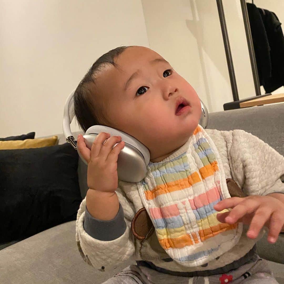 西村まおのインスタグラム：「将来DJかな…  全て真似したがるお年頃だよね👶  #airpodsmax #airpods #apple #ヘッドホン #ガジェット #headphones #赤ちゃん #令和元年ベビー #1歳 #女の子ママ #女の子ベビー #baby #family」