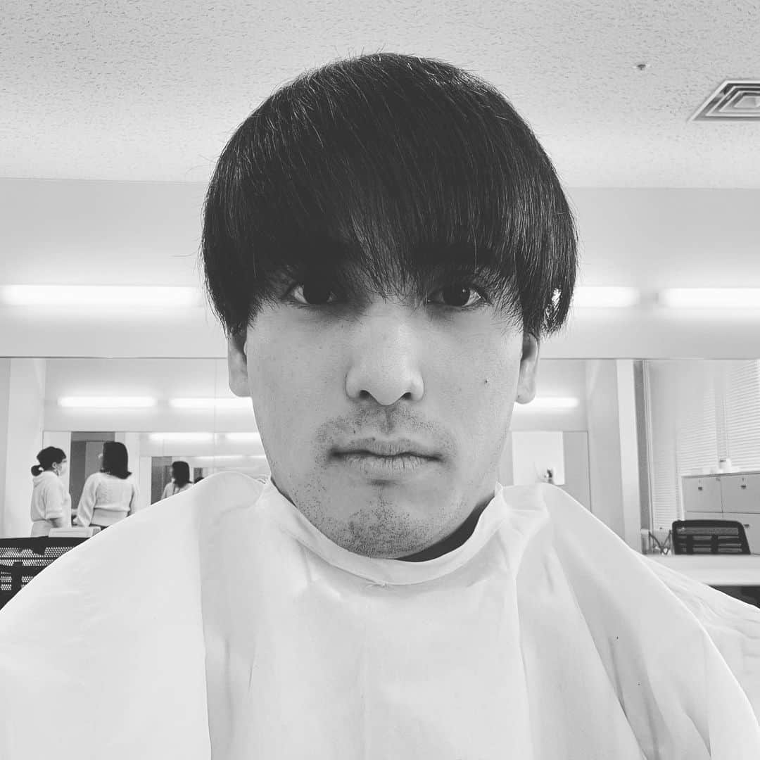 濱田隼平のインスタグラム：「本日のビフォーアフター。 これシリーズ化します🤣 #中京テレビ #キャッチ！ #アナウンサー #キャスター#顔が濃い方 #メイク前と後 #覇気が出る #いや、この色やとメイクの前後が分からへんやん #何を考えているのか…」