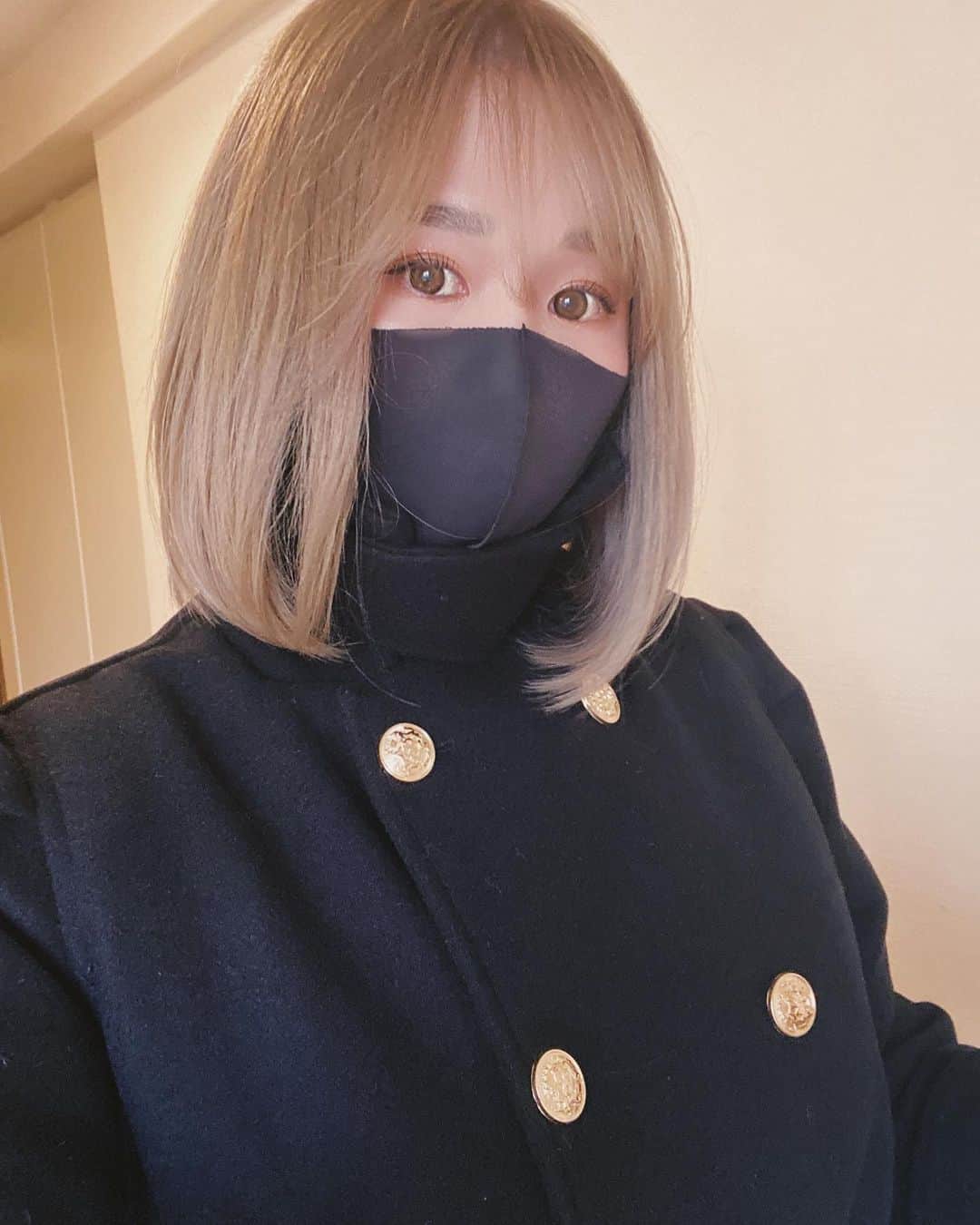 shihoのインスタグラム：「玄関入る5秒前👩‍🦳🤳 久々に顔面とった笑 . . . . 今年初、やっと #エスビューティークリニック に いってまいりました💗 マスク生活ははまだまだ 続くけどがんばろう✊🏻✊🏻✊🏻 . . . . #美容day#美容クリニック」
