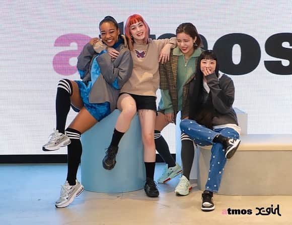 のインスタグラム：「. この度2/5(fri)より、atmos pinkとX-girlの販路限定NIKEのスニーカーの発売を記念して原宿を中心に女性のスニーカーシーンをリードするatmos pinkとX-girlの両社が手を組んだプロモーションが始まります❗️❗️❗️  業界初の取り組みとなった今回のプロモーションは昨今、デジタルでのコミュニケーションが主流になり、リアルな人との繋がりを感じにくい状況下においてあえて両社のリアルな繋がりをビジュアルに落とし込み、どこか懐かしい雰囲気とスニーカーカルチャーの根底にあるスニーカーを軸にした楽しいライフスタイルを表現しています☺️✨   本キャンペーンに登場した商品の発売は、2月12日(fri)よりatmos pink、X-girl両店舗限定アイテムとして順次発売予定！ぜひお見逃しなく👋👋    @niketokyo  @xgirljp  @atmos_pink_official     #atmos#atmospink#アトモス#アトモスピンク#スニーカー#スニーカー女子 nike#airjordan#aj1#fontanka#zoomairfire#xgirljp #nikesneakers#nikeshoes#xgirl#nikejordan#ナイキ#ナイキスニーカー#ナイキコーデ#スニーカーズ#スニーカーショップ#スニーカースタイル#ストリートコーデ#ストリートテイスト#カジュアルコーデ#原宿#表参道#キャットストリート#新作スニーカー#ナイキシューズ#ナイキ」