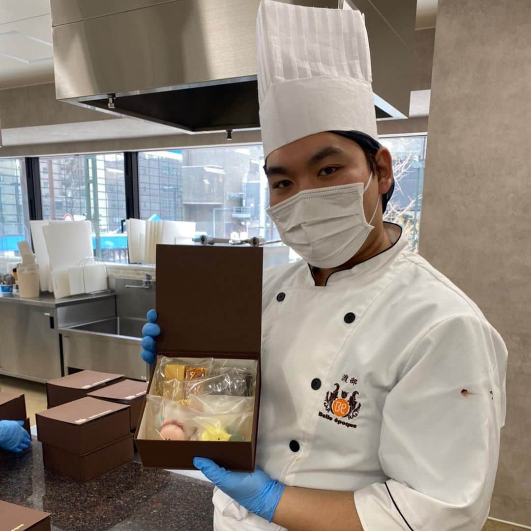 札幌ベルエポック製菓調理専門学校【公式】のインスタグラム：「製菓・製パン・ショコラ科2年生  2年間の集大成‼️ ワンハートサービス💖  卒業制作で作り上げた オリジナルスイーツを販売🍰 みなさまのご来店、 心よりお待ちしております💖 . . 🔸開催情報🔸  2月6日(土)7日(日)13:00〜15:30 (※整理券12:30〜)  コロナウイルス感染拡大防止 のため商品はすべて複数個の 「セット販売」と させていただきます。 ご来店の際はマスクのご着用に ご協力をお願いいたします。  #ワンハートサービス #学内店舗実習 #おでかけ授業 #特別授業 #業界直結 #プロから学ぶ #本物 #学び #製菓  #調理  #カフェ  #製菓調理専門学校ベルエポック #衛生管理  #食材教育 #札幌ベルエポック製菓調理専門学校 #いろいろな体験と #たくさんの出逢い #可能性が広がる #ベルエポック」