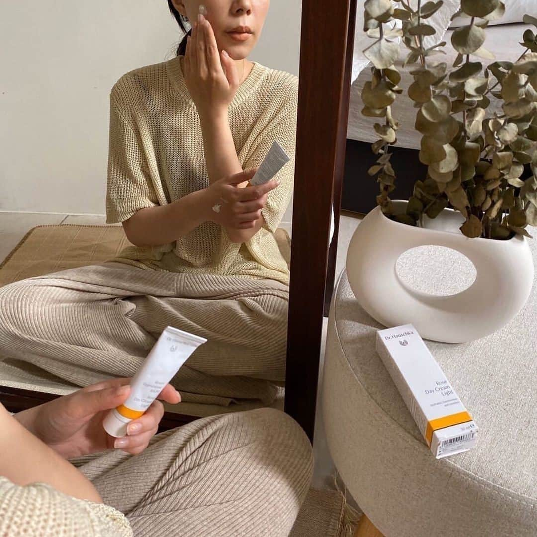 Dr. Hauschka Japan ドクターハウシュカさんのインスタグラム写真 - (Dr. Hauschka Japan ドクターハウシュカInstagram)「先週の金曜日にご紹介したローズデイクリームの⁠ ライトなバージョンのご紹介🌹⁠ . ⁠ . ⁠ ローズデイクリームは知っているけれど、⁠ ライトなバージョンがあるのは知らなかった・・！⁠ というお声もおうかがいしますので、改めてご紹介いたします。⁠ .⁠ . ⁠ 大きな違いはテクスチャー。⁠ ローズデイクリームは少し固めのしっかりとした⁠ テクスチャーに比べ、ライトはすばやく肌になじむ⁠ みずみずしいテクスチャー。⁠ .⁠ .⁠ 乾燥や寒い季節に敏感なお肌をしっかり守るのには、⁠ ローズデイクリームを。またアルコールフリーなので⁠ アルコールに敏感な方にはローズデイクリーム。⁠ .⁠ .⁠ ライトバージョンは、お肌状態を選ばず使って頂けますが、肌のうるおいを保つのが得意なので、乾燥に傾いた⁠ お肌の方には特におすすめです。⁠ . ⁠ . ⁠ それではみなさま良い週末を。⁠ .⁠ .⁠ #ドクターハウシュカ#Drハウシュカ#オーガニックコスメ#敏感肌#敏感肌スキンケア#敏感肌でも安心#敏感肌でも使える#敏感肌用#敏感肌コスメ#オーガニック#オーガニックコスメ好きな人と繋がりたい#オーガニック好きな人と繋がりたい#オーガニック化粧品#オーガニックスキンケア#オーガニック女子#オーガニックライフ#ナチュラルコスメ#ナチュラルな暮らし#丁寧な暮らし#スキンケア難民#スキンケア大事#スキンケア#スキンケア好きさんと繋がりたい#サステナブル#サステナブルライフ#サステナビリティ#ドイツコスメ#ローズデイクリーム#フェイスクリーム」2月5日 20時01分 - drhauschkajapan