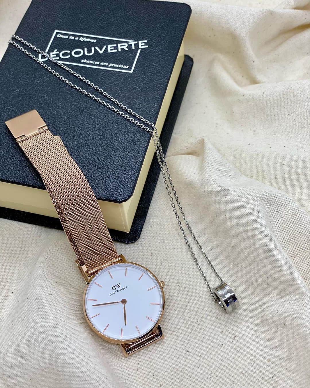 のインスタグラム：「⌚️✨﻿ ﻿ ﻿ @danielwellingtonさんから頂いた時計とネックレス🙏💗﻿ ありがとうございました🥰﻿ ﻿ ﻿ ﻿ ﻿ 15％OFFクーポンコードは、tan12です👏﻿ 是非チェックして下さい♪  #ダニエルウェリントン﻿#pr ﻿ ﻿」