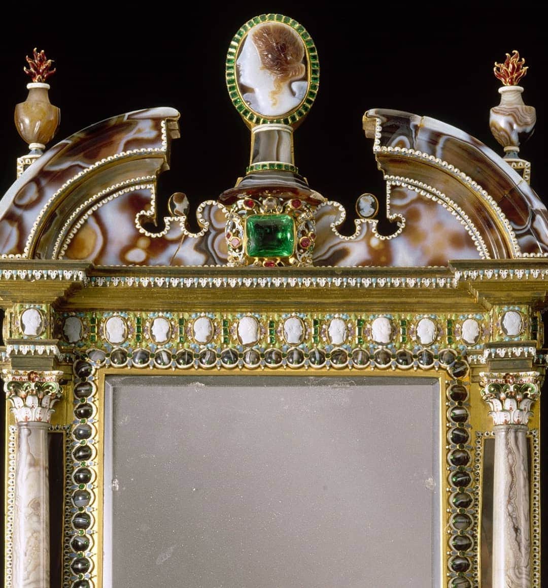 ルーブル美術館さんのインスタグラム写真 - (ルーブル美術館Instagram)「. 🇫🇷 Inspectons les œuvres du musée avec #LouvreALaLoupe ! Découvrons aujourd’hui ce « Miroir en cristal de roche » 🔎 - ✨ Ce miroir rectangulaire en cristal de roche est composé de plusieurs morceaux de sardoine et de camées. Il fut acquis en 1684 par Louis XIV, qui était un grand amateur de pierres dures, au marchand Lebrun. - 👀 L’encadrement est composé d'un fronton cintré interrompu, soutenu par deux colonnettes, et d'une base. Les camées datent de la Renaissance. Ils représentent, sur la frise, les douze Césars en agate s'affrontant deux à deux et au centre de la base, la tête de Diane de profil. Au pied des colonnettes se trouvent deux bustes en grenat. - 💡 Ce miroir provient de Paris où il fut réalisé vers 1630. D’ailleurs, la monture d'orfèvrerie est dans le style de Pierre Delabarre, orfèvre du XVIIe siècle. - - - 🌍 Let’s inspect the works of the museum with #LouvreDetails! Today, focus on this “Rock-crystal mirror”🔎 - ✨ The mirror comprises several pieces of sard and cameos. It was purchased by Louis XIV, who was a great lover of hard stone, in 1684 from the dealer Le Brun. - 👀 The frame comprises a discontinuous arched pediment supported by two small columns, and a base. The cameos date from the Renaissance. The agate cameos on the frieze depict the twelve Caesars facing each other two by two and the cameo at the center of the base shows Diana's head in profile. At the foot of the columns set against a metal strip are two busts in garnet. - 💡The mirror comes from Paris where it was created circa 1630. Incidentally, the metalwork mount is in the style of Pierre Delabarre, a 17th-century goldsmith. - 📷 © RMN - Grand Palais (Musée du Louvre) / Jean-Gilles Berizzi . . . #Louvre #MuséeDuLouvre #LouvreChezVous #MuseumFromHome」2月5日 20時05分 - museelouvre