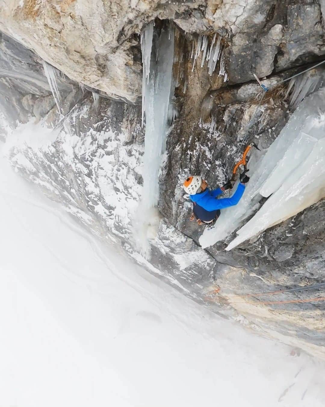 ミレーのインスタグラム：「As immersive as ice climbing gets with @symon9v  🎥 @esprits_outdoor_prod   #MilletRiseUp」