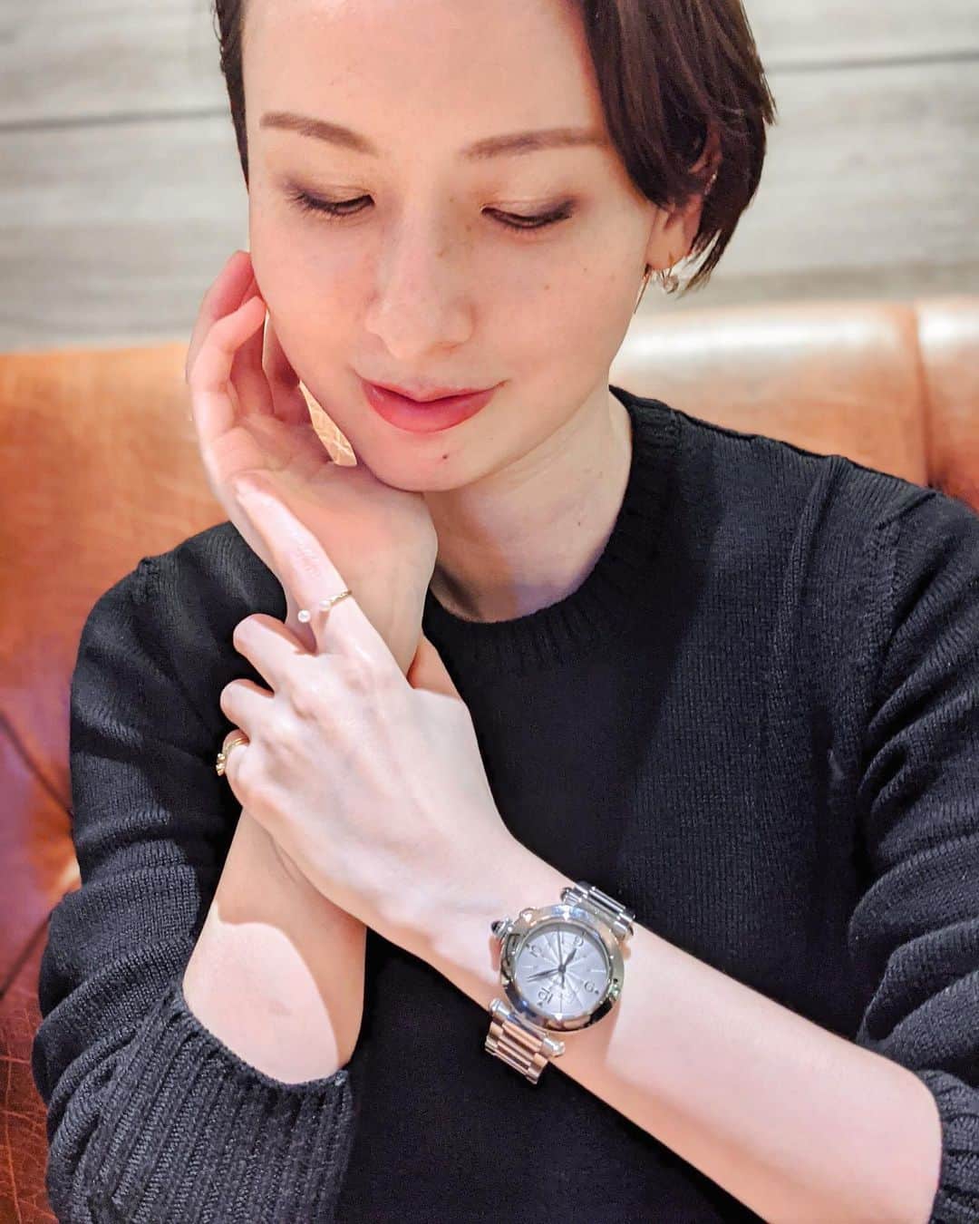 前田紀至子のインスタグラム：「次に来そうな時計数あれど、ウィメンズでぐっと来るのは…実は、昨年ぐっとアップデートされて戻ってきたパシャ ドゥ カルティエが大本命では！？  ということで、パシャを本命にしつつも、他の候補もじっくりチェックすべく仕事帰りに元町商店街の時計専門店COMMON TIMEへ。  年末にオイスターパーペチュアル を時計専門店（その時はオオミヤで買いました）で買って分かった事は、ブランドの垣根無く、親しみ易い接客で、且つ商品知識がとんでもなく豊富なエキスパートの店員さん揃いだということ。  最近よくDMで時計のご相談をいただくのですが（とても嬉しいです！）「試着をするのに勇気がいる」「空気感に圧倒される」「どのブランドが最適解か決めかねてしまう」という声も多かったので、そういう場合は一度専門店を訪れてみるのも良いと思います。  さて肝心のパシャ、35mmというサイズ感が今っぽい！ そして昔と比べると驚くほどケースがしっかりしている！ 更にまさかの裏スケ（実は裏スケデビューです）！ 文字盤もいい感じ！  よってすっかり夢中です。 オメガのアレやゼニスのアレなど、実物を見たいのも続々入荷予定のようなので、味を占めて通ってしまいそうです。  時計買いたいという方の運命の一本探し、ぜひお供させてください（笑）  #カルティエ#パシャドゥカルティエ#cartier#cartierwatch#commontime#コモンタイム」
