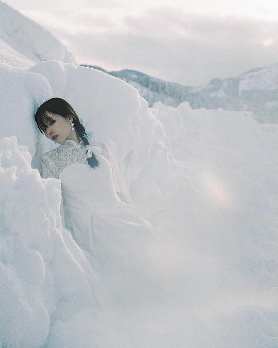 haru wagnusのインスタグラム：「In a silent white snow  ㅤㅤㅤㅤㅤㅤㅤㅤㅤㅤㅤㅤㅤ ㅤㅤㅤㅤㅤㅤㅤㅤㅤㅤㅤㅤㅤ ㅤㅤㅤㅤㅤㅤㅤㅤㅤㅤㅤㅤㅤ みんなで世界観作って撮るって楽しいね。 ㅤㅤㅤㅤㅤㅤㅤㅤㅤㅤㅤㅤㅤ #LeicaM4 📷 ㅤㅤㅤㅤㅤㅤㅤㅤㅤㅤㅤㅤㅤ  #taintedmag #aboutlightmag #lensculture  #instagrafi_id #garagarainstagram #instajurnal #instagrammagazine #creativestories  #allminimal #outofthephone #noicemag #kodizes #pixsoulmag #hurtlumb #ourmomentum #silverports #doneports #しんやとよーへい #japantrip #japan_vacations #japan_focus #japan_of_insta」