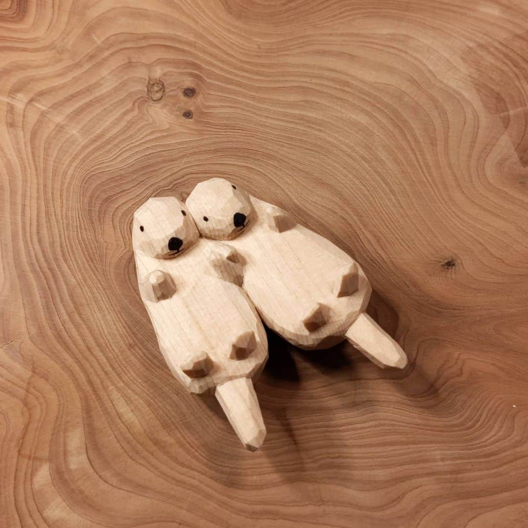 Seiji Kawasakiさんのインスタグラム写真 - (Seiji KawasakiInstagram)「手をつないでいるラッコの木彫りを作りました　#woodcarving #seaotter」2月5日 20時12分 - seiji_kawasaki