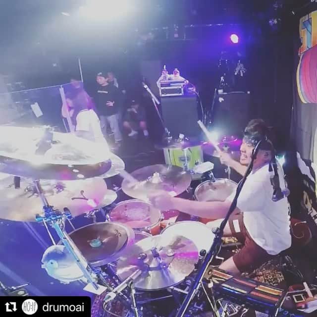 あやぺたのインスタグラム：「明日はみんなの分、ステージで暴れるわな。照 久々の仙台、よろしく！！！  #Repost @drumoai with @make_repost ・・・ . 約一年半前の仙台 何があっても演奏を止めない と 心に決めていた ごめん無理 明日はこの日ぶりの仙台  #タイトルコールを途中で訂正するタイプ #タイトルコールを途中で訂正すな #dizzysunfist」
