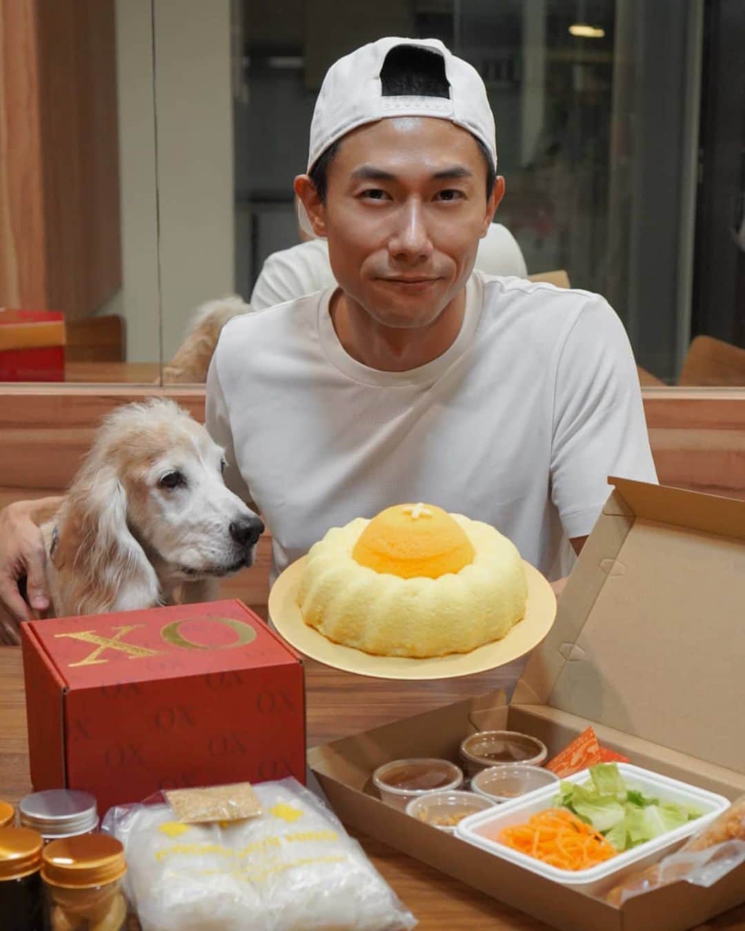 デスモンド・タンのインスタグラム：「My pineapple tart is bigger than yours!  Beat that! 😜 Even Hoshi is amazed! 河獅的眼里只有美食!   Thank you my bro @benyeo23 for the cute Ong Lai Tart chiffon cake, chee cheong fun and the limited edition #MooMooYusheng, a festive collaboration with @mediacorp.   #hoshitan #陈河獅」