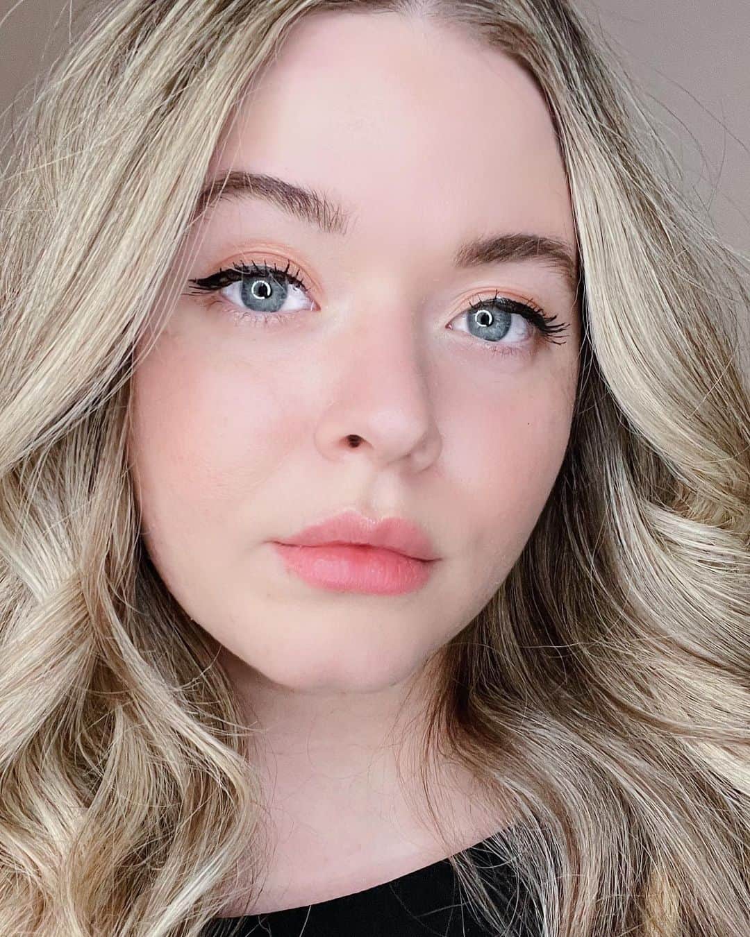 サーシャ・ピーターズのインスタグラム：「Always take advantage of a good ring light 💋」