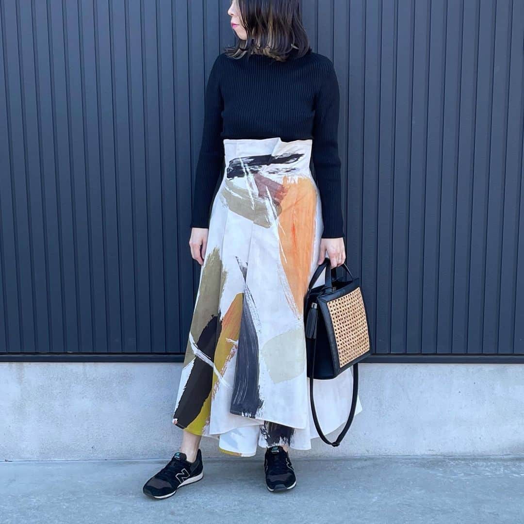 ryuu79hinaのインスタグラム：「#ootd ♡ ・ ・ 大好きなアメリオリジナルのアート柄スカート❤️ ハイウエストでスタイルもよく見えるし◎ アシンメトリーな裾がまた素敵😍✨💕 ・ ・ 今日初おろしで履いた瞬間もぅ可愛すぎてくるくる回っちゃったよね〜w🤭😂💕 ・ ・ ヒールの方がテンションは上がるけど…。 最近スニーカーコーデがブームな私👟💕 ・ ・ 春になるとスニーカーが欲しくなるなぁ…🤔 まだ冬だけど気分は春〜🌸 ・ ・ ━━━━━━━━━━━━━━━ #amerivintage#あめりふく#ロカリ#mineby3mootd#ootd_kob#コーデ記録#春服#春コーデ#大人カジュアル#大人女子#大人スタイル#スニーカー女子#スニーカーコーデ#ママコーデ#きれいめカジュアル#シンプルコーデ#ボブ#インナーカラー」