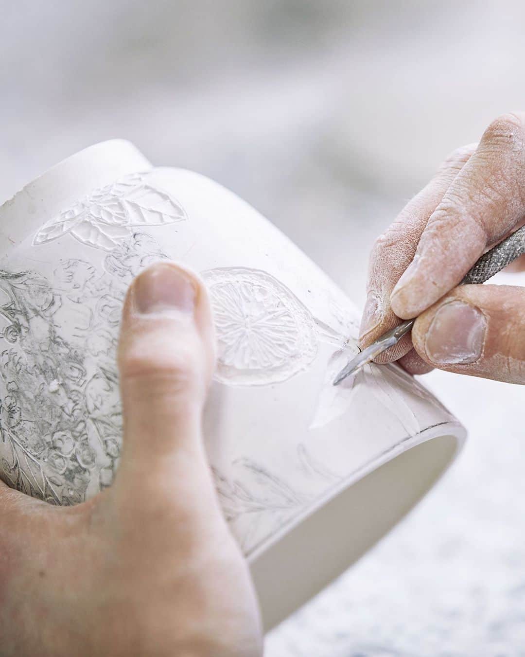 ロクシタンのインスタグラム：「Breathtaking Bernardaud ✨ We love to surround ourselves with talented craftspeople, working to bring beauty into everyday life. @bernardaud are highly skilled porcelain artists who designed and hand-made the perfect home for our comforting candles. You will find their creations in our boutiques for years to come as we continue to support their incredible work. ✨  #Porcelain #Illustration #Craft #Design #CelebratingCraftmanship #LOccitane」