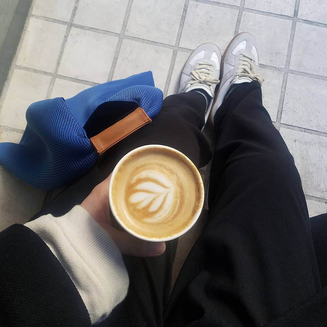 miii.iiiieさんのインスタグラム写真 - (miii.iiiieInstagram)「*** 蓋するのに可愛いアート嬉しい🌿 朝早くやってるのも嬉しい☕  뚜껑을 열면 멋진 아트  #eightcoffee#morningcoffee#tokyocafe#aoyamacafe#moia#mm6#mm6maisonmargiela#maisonmargiela#朝カフェ#朝活#エイトコーヒー」2月5日 20時18分 - miii.iiiie