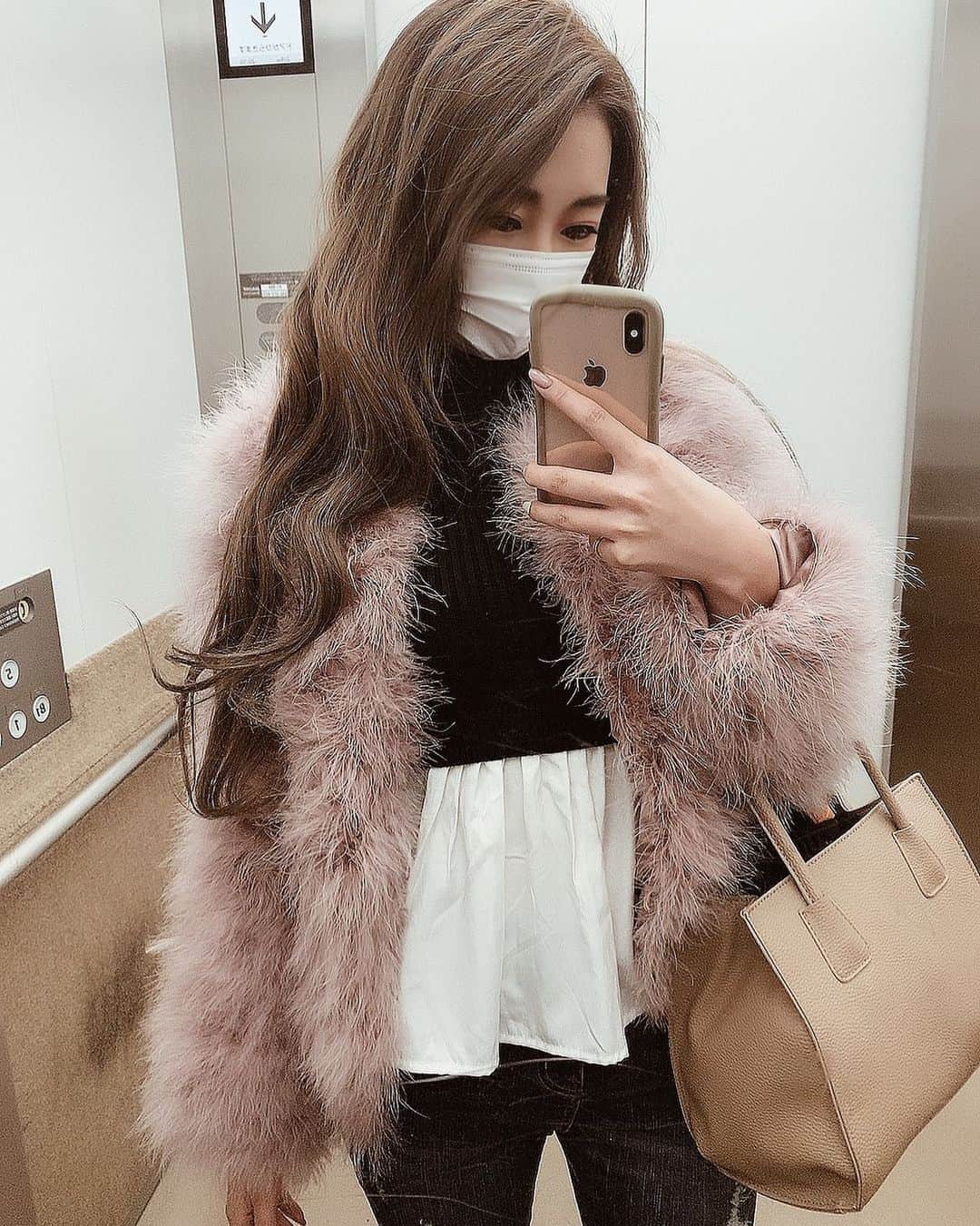 Yuria_Kawashimaのインスタグラム：「. . 今年の自分カラーはピンクに決めたから 早速コーデに取り入れた🧠💭 . 3年前買ったんだけど１度も着てなくて 3年越しに着てみたよ🤣 . #offday#cafe#fhoto#favorite#followme#like4follow#happy#lfl#followforfollowback#holiday#フォロバ#いいね#좋아요반사#소통해요#카페투어#카페스타그램#렌즈리뷰#リエンダ#rienda#美容DAY#ファーコート」