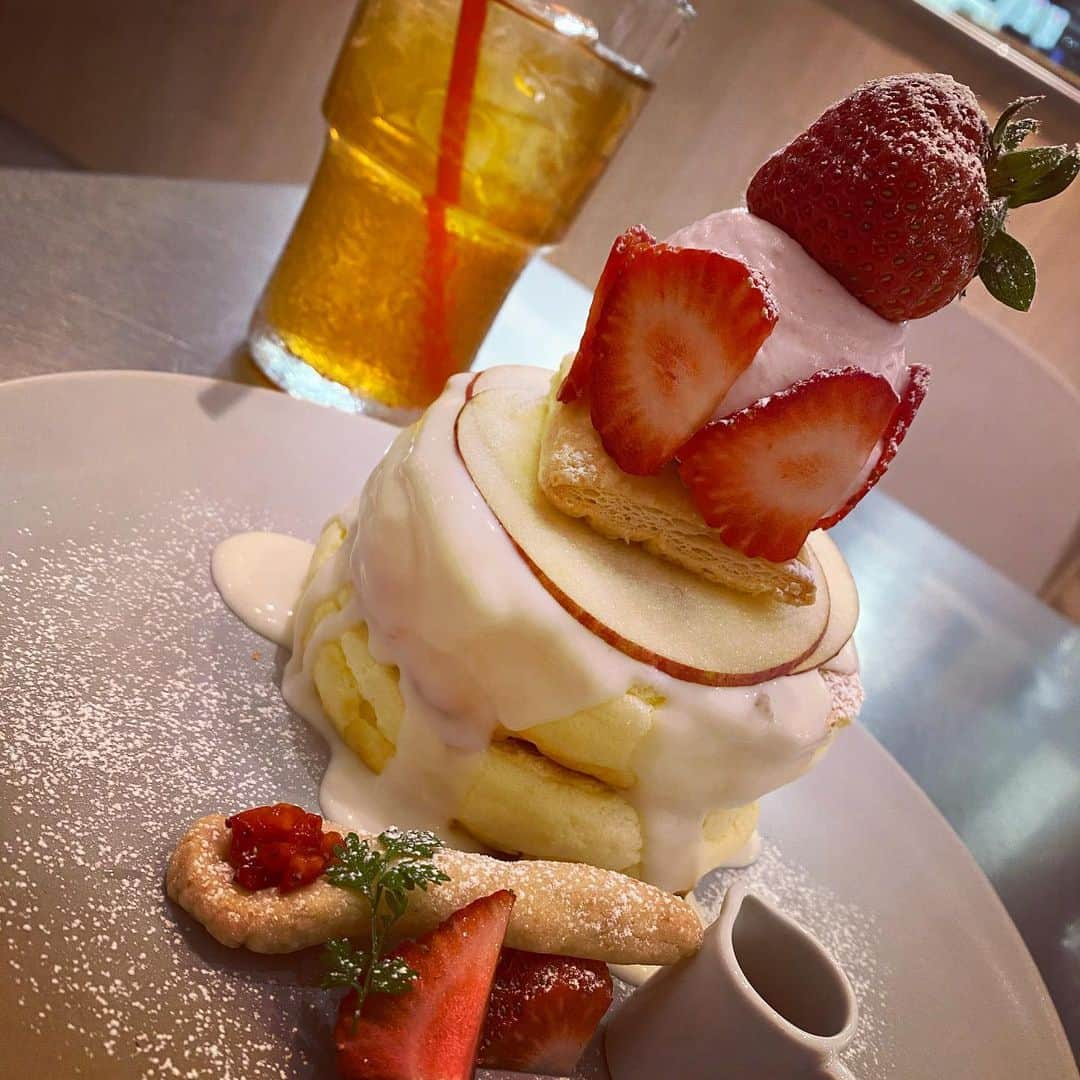 朝比奈京子（今井花菜）のインスタグラム：「新春いちご🍓 久々のパンケーキです°ʚ(*´꒳`*)ɞ°.  可愛らしい見た目にいちごとふわふわパンケーキ❤️ さらにパイやストロベリーアイスなどなどいろんなお味が楽しめる一皿です✨(*๓´˘`๓).*♡ 美味でした〜💕(๑´ڡ`๑)  レインボーパンケーキにて♡ #レインボーパンケーキ #パンケーキ #いちごパンケーキ #いちご #苺 #いちごスイーツ #カフェ #池袋」