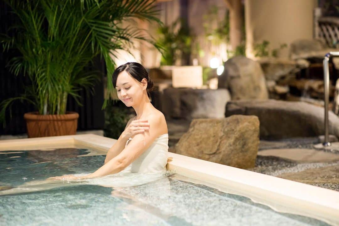 スパ ラクーア公式のインスタグラム：「. ／ 心の不安もお疲れも「マインド風呂ネス」ですっきりリセット ＼ . もう長いこと、常に警戒モードの私たち。 誰もが小さなストレスを重ねながら過ごしています。 . それだけに、マスクも衣服も他人の目も、そして重力からも解放される「お風呂」は、今や一日のリセットに無くてはならないひとときに。 そこで東京都市大学教授で博士（医学）の早坂信哉先生が提唱された「#マインド風呂ネス 」をご紹介します🛀 . やり方はとっても簡単！ お風呂の中で目を閉じて、心を「今、この瞬間」だけに向けることを意識しながら、数分～10分ほどゆっくり深呼吸するだけ。 マスク生活で普段の呼吸が浅くなっているから、お風呂での深呼吸は身体のすみずみにまでリフレッシュをもたらしてくれますよ。 . お湯に浸かることで精神安定にかかわる「セロトニン」が分泌されるので、その状態でおこなう「マインド風呂ネス」は、 心に不安があるときにこそ高い効果を発揮します。 . マインド風呂ネスと組み合わせて、以前投稿した簡単エクササイズも試してみてください♪▼ https://www.laqua.jp/topics/list/SH_onkatsu_ofuro/ . ※一都三県緊急事態行動の発出を受け、1/8（金）～当面の間、20：00までの時間短縮営業を行っています。ご注意ください。  #スパラクーア #天然温泉 #温泉 #サウナ #リラックス #リフレッシュ #マインドフルネス #温活 #癒やし #心にも潤いを」