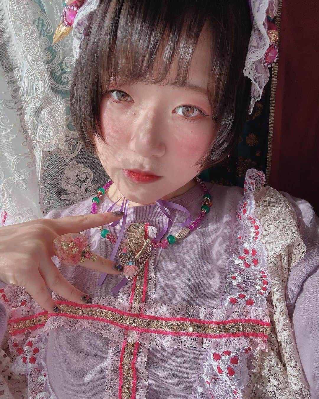 いおりのインスタグラム：「明日2月6日から13日までアトリエcharlem解放します✨✨✨✨✨✨  アクセサリー、リメイクスウェット、ヘッドドレスの販売などなど 中々解放する機会はないので興味ある方 はぜひ@charlem2019 に問い合わせてください🙌🌟💓」