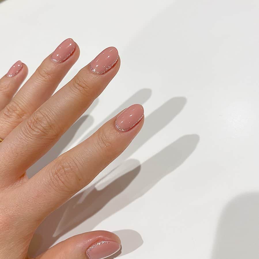 Kana Kobayashiさんのインスタグラム写真 - (Kana KobayashiInstagram)「おきにいり あたしのネイル #mynails #nails #シンプルネイル #キラキラ #ラメライン #ピンク #ナミありがとう @komatsu73」2月5日 20時29分 - anela_kana