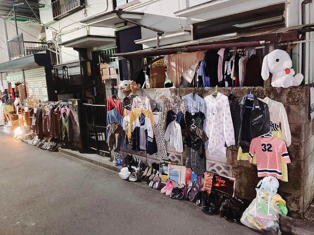 柳下毅一郎のインスタグラム：「夜中のフリーマーケット #midnight  #fleamarket」