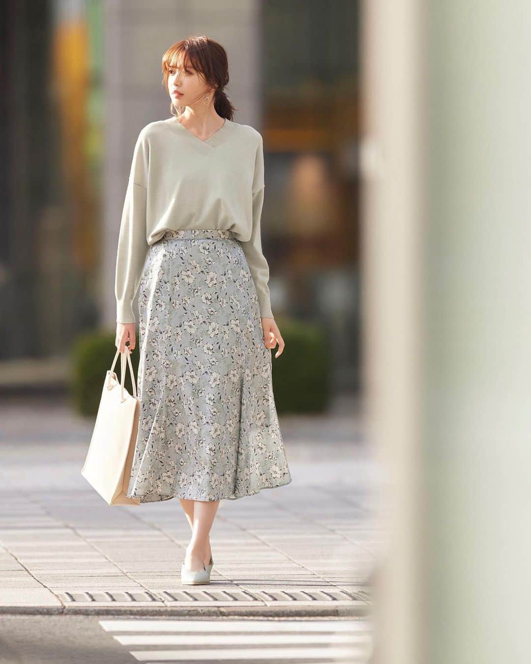 indexのインスタグラム：「【Dress me up】   - おしゃれと私のちょっといい関係 -  宮田聡子さんが魅せる、 シンプルなのに、きちんと、キレイ。 好きな私でいるための春支度  ✔︎V-NECK KNIT ニットなのに、しっとりなめらか 一歩差がつく、シルク混  記事の詳細は、プロフィール画面のURL、ストーリーズハイライト【Dress me up】からチェック✔︎  #index #インデックス」