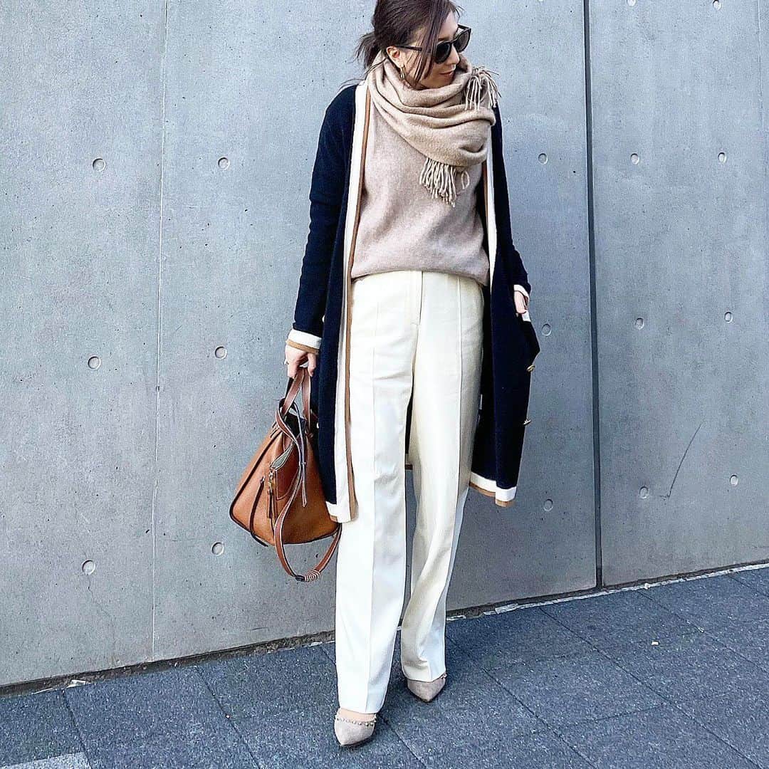 chiyo1173さんのインスタグラム写真 - (chiyo1173Instagram)「#outfitoftheday  ここ数日は暖かい。 ストールと厚手のカーディガンあれば コートなしでも大丈夫でした☺︎ ・ ・ stole：#beggandco #ベグアンドコー  cardigan：#estnation #エストネーション knit：#iena #イエナ pants：#tomorrowland_jp #トゥモローランド  bag：#loewe #ロエベ shoes：#pellico #ペリーコ ・ ・ 私のiPhone 文字入力の予測変換が急におかしくなって、 今まで入れた事もないような文字ばかりが出てきて 今までは一文字入れれば出てきていたような よく使う単語が全く出て来なくなってしまったのですが… 予測変換で知らない人のアカウント⁇ みたいな英数字の羅列が出てきたり💦 以前にもAppleID乗っ取られた事があって またそういうのかな…と不安なのですが、 どなたか同じような状況の方いらっしゃいませんか⁇ ・ ・ #ootd#コーデ#instafashion#ストールコーデ#大人女子#大人女子コーデ#locari #ロカリ」2月5日 20時34分 - chiyo1173