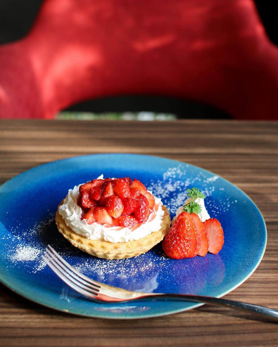 かおしさんのインスタグラム写真 - (かおしInstagram)「今日は笠岡市にあるK.D.Cafeさんで、カフェのスウィーツの写真を撮るワークショップをしてきました🍰📸  私は写真やカメラに全然詳しくないので、専門的なことはわかりませんが、自分なりのこだわりとかちょっとしたコツをお喋りしながら、参加してくださった皆さんと楽しく撮影できました👏 全員マスク着用なので、目しか見えていなかったのですが、声や話し方、笑い声の感じから、みなさんに楽しんでもらえてるのがしっかりと伝わってきて嬉しかったです☺️  以前プライベートで時々やっていたワークショップも、好きなものが似た人たちが集まって楽しくお喋りしたり、知らない人たちがその場で繋がって仲良くなったりして、そういうのがすごく好きだったので、今回そんな場を作れたことが良かったなとしみじみ…😌💭  会場を提供してくださったK.D.Cafeさんは、店舗設計なども行う建築会社さん併設のカフェで、木の温もりのある店内にミッドセンチュリーモダンの家具が置かれているオシャレなお店です。 今回、イベントで撮影させていただいたのは 🍓いちごのパフェ(1000円) 🍓いちごのパンケーキ(800円) 🍓いちごタルト(500円) の3種類😃 どれもたっぷりといちごが使われていて、見た目が可愛くて写真映えもするし、お値段も高すぎなくてGood👍 気になった人は、いちごのシーズンの間にぜひK.D.Cafeさんへ❤️  参加してくださった皆さま、ありがとうございました❤︎  #笠岡市公式フォトアンバサダー として活動しています📸 @kasaoka_sketch  📢お知らせ📢 素敵な商品が当たるフォトコンテスト開催中です💃 pic5枚目に載せたので見てください😉  #カサオカスケッチ #笠岡の休日 #笠岡市 #笠岡 #笠岡グルメ #グルメ好きな人と繋がりたい #カフェ #笠岡カフェ #kdcafe #カフェ好きな人と繋がりたい #カフェスタグラム #カフェ部 #いちごのパンケーキ #いちごタルト #いちごパフェ #いちごスイーツ #IGersJP #PR」2月5日 20時36分 - cao_life