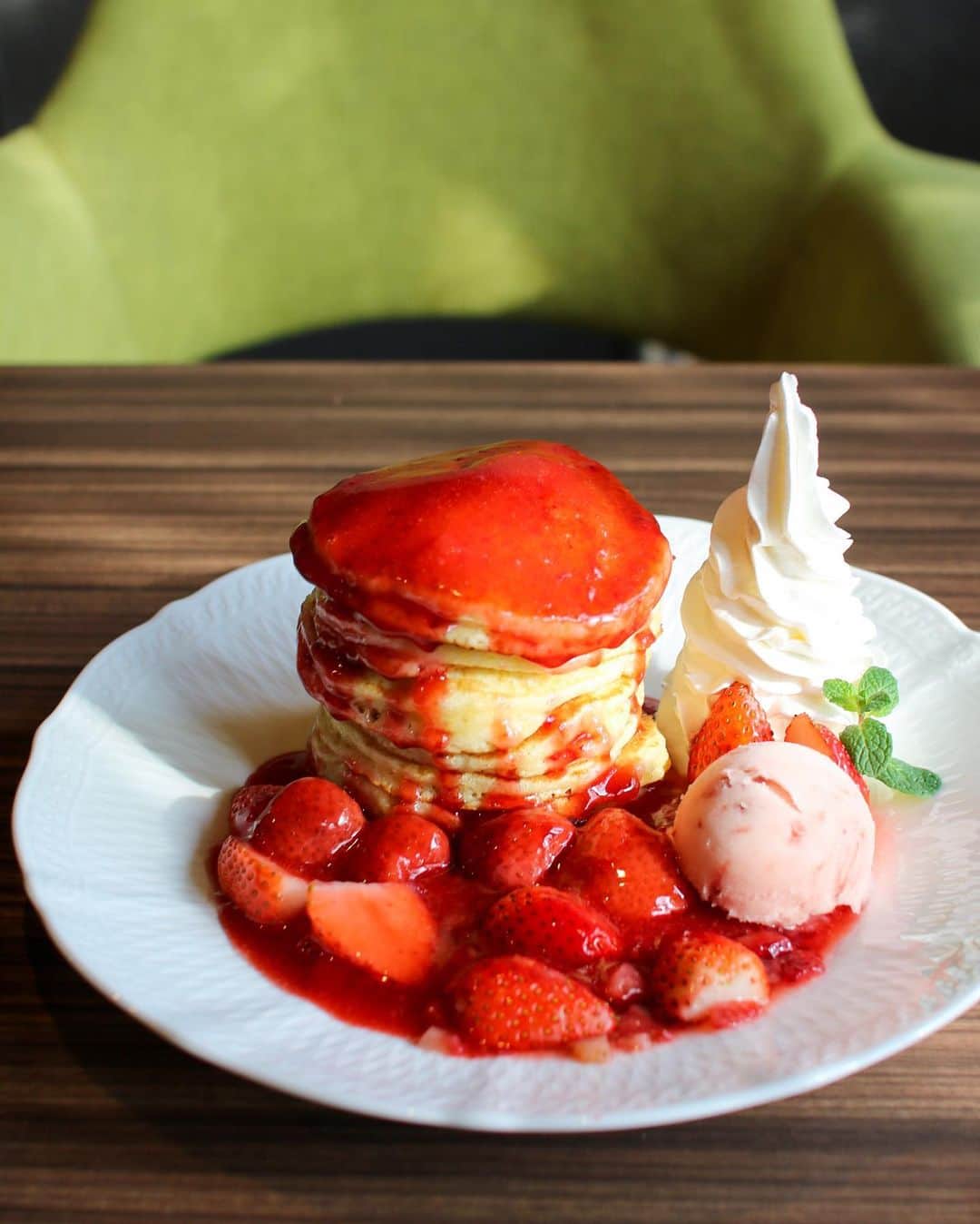 かおしさんのインスタグラム写真 - (かおしInstagram)「今日は笠岡市にあるK.D.Cafeさんで、カフェのスウィーツの写真を撮るワークショップをしてきました🍰📸  私は写真やカメラに全然詳しくないので、専門的なことはわかりませんが、自分なりのこだわりとかちょっとしたコツをお喋りしながら、参加してくださった皆さんと楽しく撮影できました👏 全員マスク着用なので、目しか見えていなかったのですが、声や話し方、笑い声の感じから、みなさんに楽しんでもらえてるのがしっかりと伝わってきて嬉しかったです☺️  以前プライベートで時々やっていたワークショップも、好きなものが似た人たちが集まって楽しくお喋りしたり、知らない人たちがその場で繋がって仲良くなったりして、そういうのがすごく好きだったので、今回そんな場を作れたことが良かったなとしみじみ…😌💭  会場を提供してくださったK.D.Cafeさんは、店舗設計なども行う建築会社さん併設のカフェで、木の温もりのある店内にミッドセンチュリーモダンの家具が置かれているオシャレなお店です。 今回、イベントで撮影させていただいたのは 🍓いちごのパフェ(1000円) 🍓いちごのパンケーキ(800円) 🍓いちごタルト(500円) の3種類😃 どれもたっぷりといちごが使われていて、見た目が可愛くて写真映えもするし、お値段も高すぎなくてGood👍 気になった人は、いちごのシーズンの間にぜひK.D.Cafeさんへ❤️  参加してくださった皆さま、ありがとうございました❤︎  #笠岡市公式フォトアンバサダー として活動しています📸 @kasaoka_sketch  📢お知らせ📢 素敵な商品が当たるフォトコンテスト開催中です💃 pic5枚目に載せたので見てください😉  #カサオカスケッチ #笠岡の休日 #笠岡市 #笠岡 #笠岡グルメ #グルメ好きな人と繋がりたい #カフェ #笠岡カフェ #kdcafe #カフェ好きな人と繋がりたい #カフェスタグラム #カフェ部 #いちごのパンケーキ #いちごタルト #いちごパフェ #いちごスイーツ #IGersJP #PR」2月5日 20時36分 - cao_life