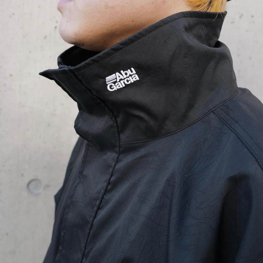 beams_harajuku_officialさんのインスタグラム写真 - (beams_harajuku_officialInstagram)「…  【Abu Garcia】ミリタリージャケットは大型のマルチポケットがついたルーズなシルエットが魅力なこちらのアイテム。 今回はシルエットを活かす為あえてXLサイズを着用しています。 合わせるアイテムもジャケットとメリハリをつける様にストレートのパンツを合わせ、全体をブラックで統一することで、まとまりのあるビッグシルエットなスタイリングにしました。  @abugarcia_fishing @beams_harajuku_official  #abugarcia #needles #21ss #beams #ビームス #harajuku_beams #HARAJUKUSTYLE #mensfashion #menswear #wear #style #fashion」2月5日 20時37分 - beams_harajuku