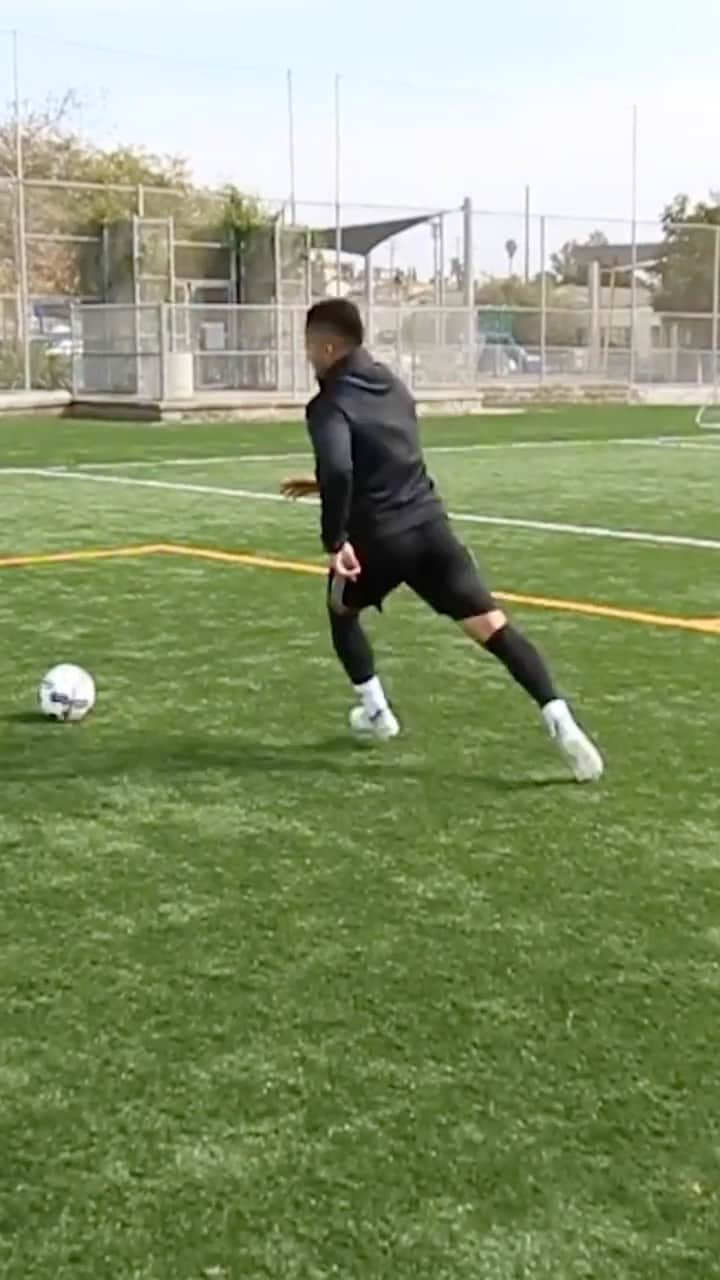 F2Freestylersのインスタグラム：「You know when that happens.....🤣🤯  #football #footballskills #footballtricks #ronaldo #messi #mbappe #neymar #soccer #soccerskills #soccerlife #soccerlife #footballgame #trickshot」
