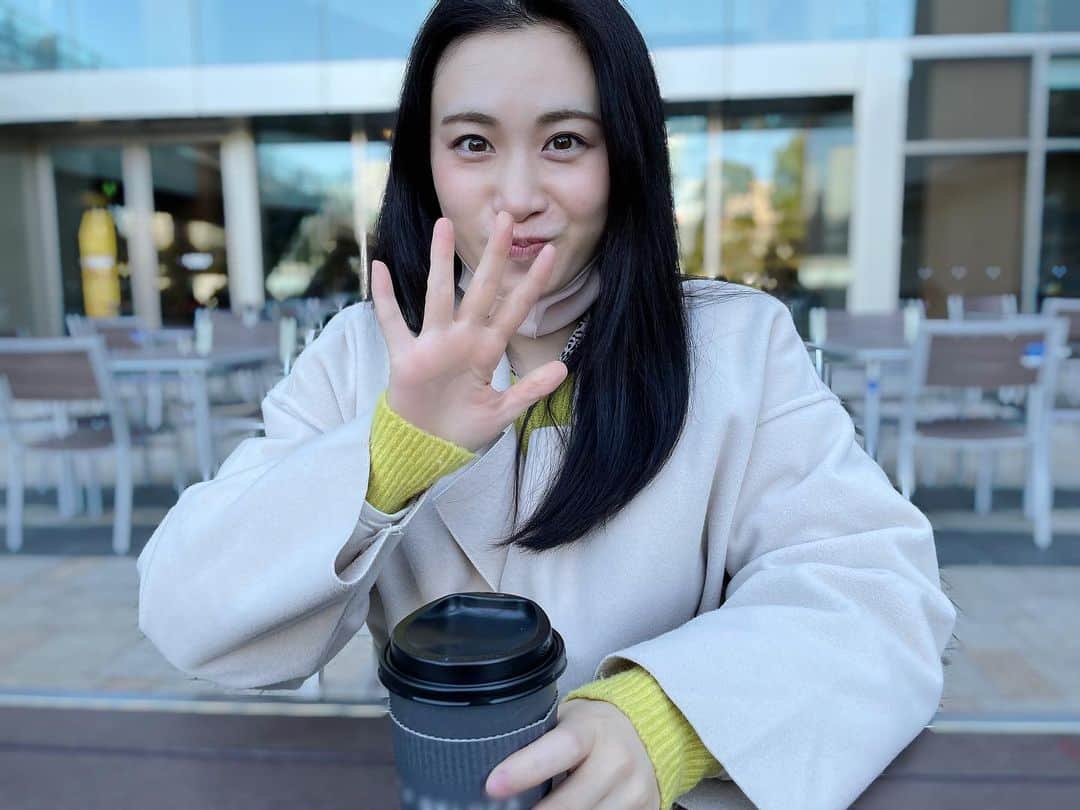 鈴木芳奈のインスタグラム：「撮影⇄家の繰り返しでめちゃくちゃ巣ごもりしてるぞ🏠 皆さんもしてるかい？！ でも天気がいい時はちょっとだけ外の空気を吸って〜太陽を浴びるのはとても気持ちいいねっ  髪伸びたなぁ (クランクアップアップしたらちょっと整えます 髪黒っっ (クランクアップしたら染めます …ブルーに染めたい (￣∀￣)」