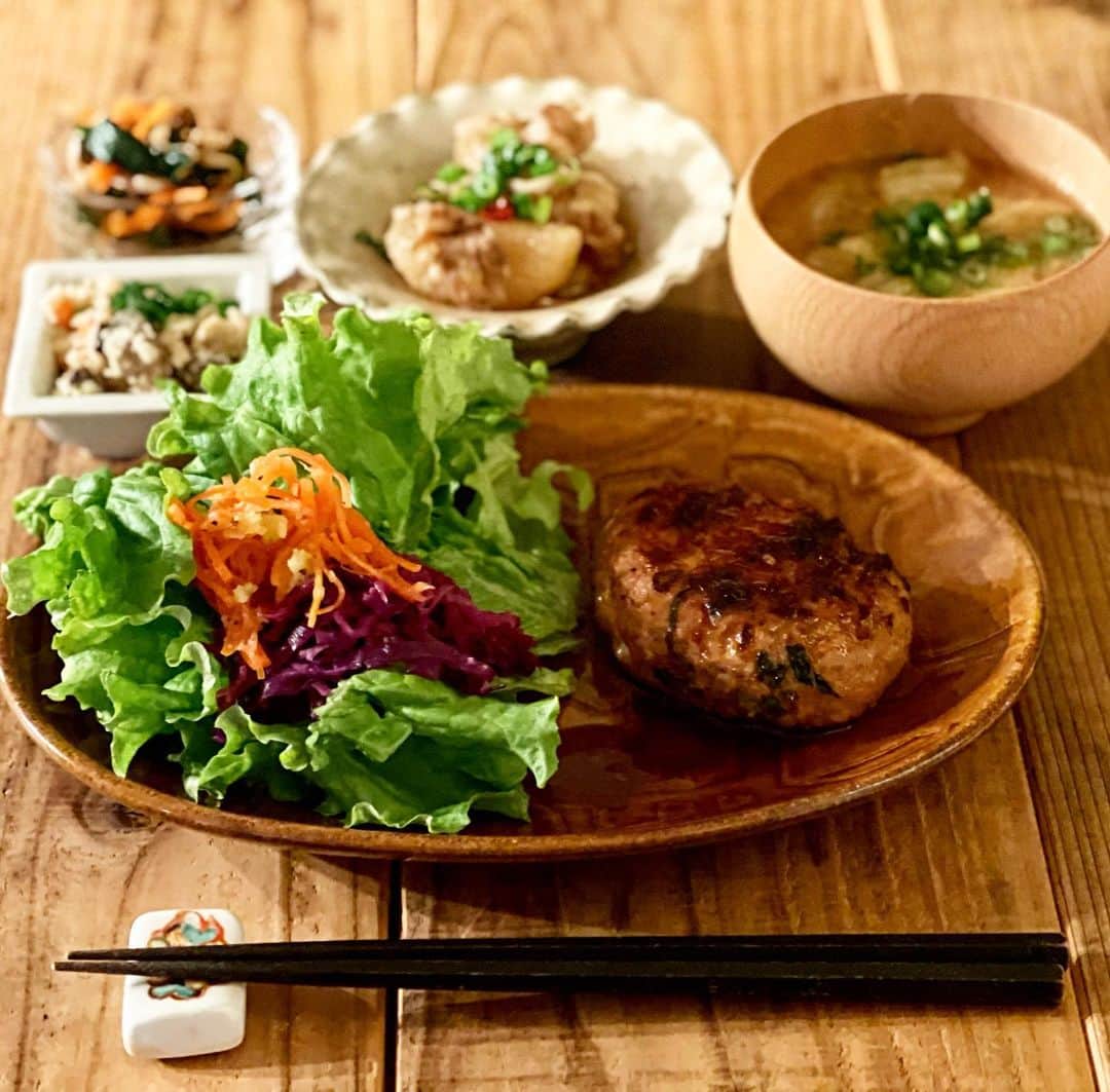 Atsukoのインスタグラム：「今日の晩ご飯 2021.02.05  つくねハンバーグ  おからの炊いたん 大根と豚バラ煮  ほうれん草と人参としめじのナムル  キャベツとじゃがいもの味噌汁  ほうれん草単品のナムルより人参としめじプラスのナムルが美味いーと娘が言うのでまたせっせと作る😆 味付けはごま油と鶏がらスープの素だけ。 あとは胡麻。 ほうれん草独特の渋みが苦手みたいなんだけど、きのこが入ると大丈夫らしい。謎😂  つくねハンバーグは鶏団子スープの残りで。 鶏団子スープは冷凍しよ。  今日は沢山料理した！ ストレス解消までは行かないけど😭 ストック沢山出来てよかった😋」